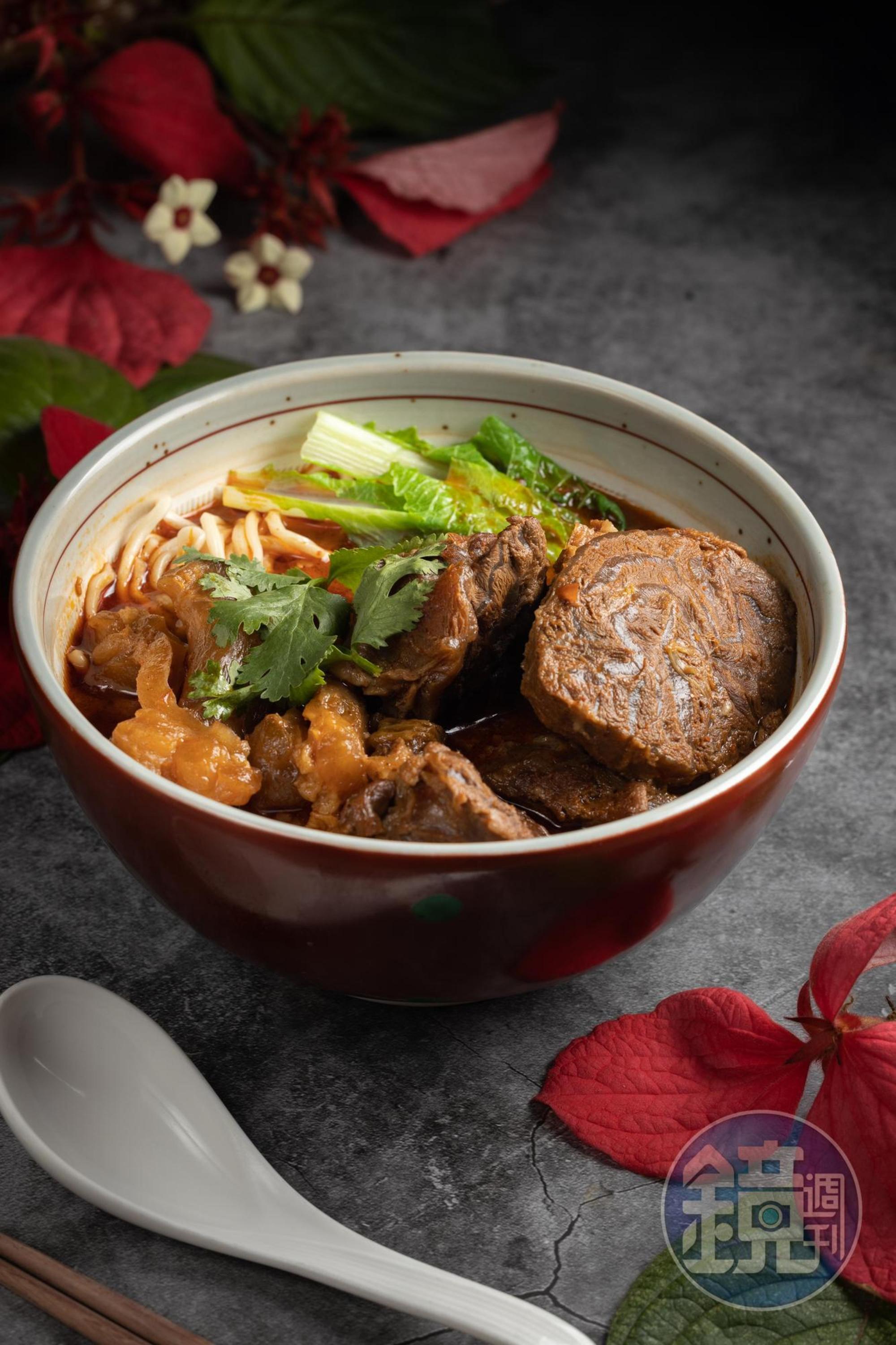 西園醫院林澤安院長祕製牛肉麵,3種牛肉塊提供不同的軟韌口感,濃郁湯頭兼顧了酸甜香辣四字,還提供滿滿的膠質。