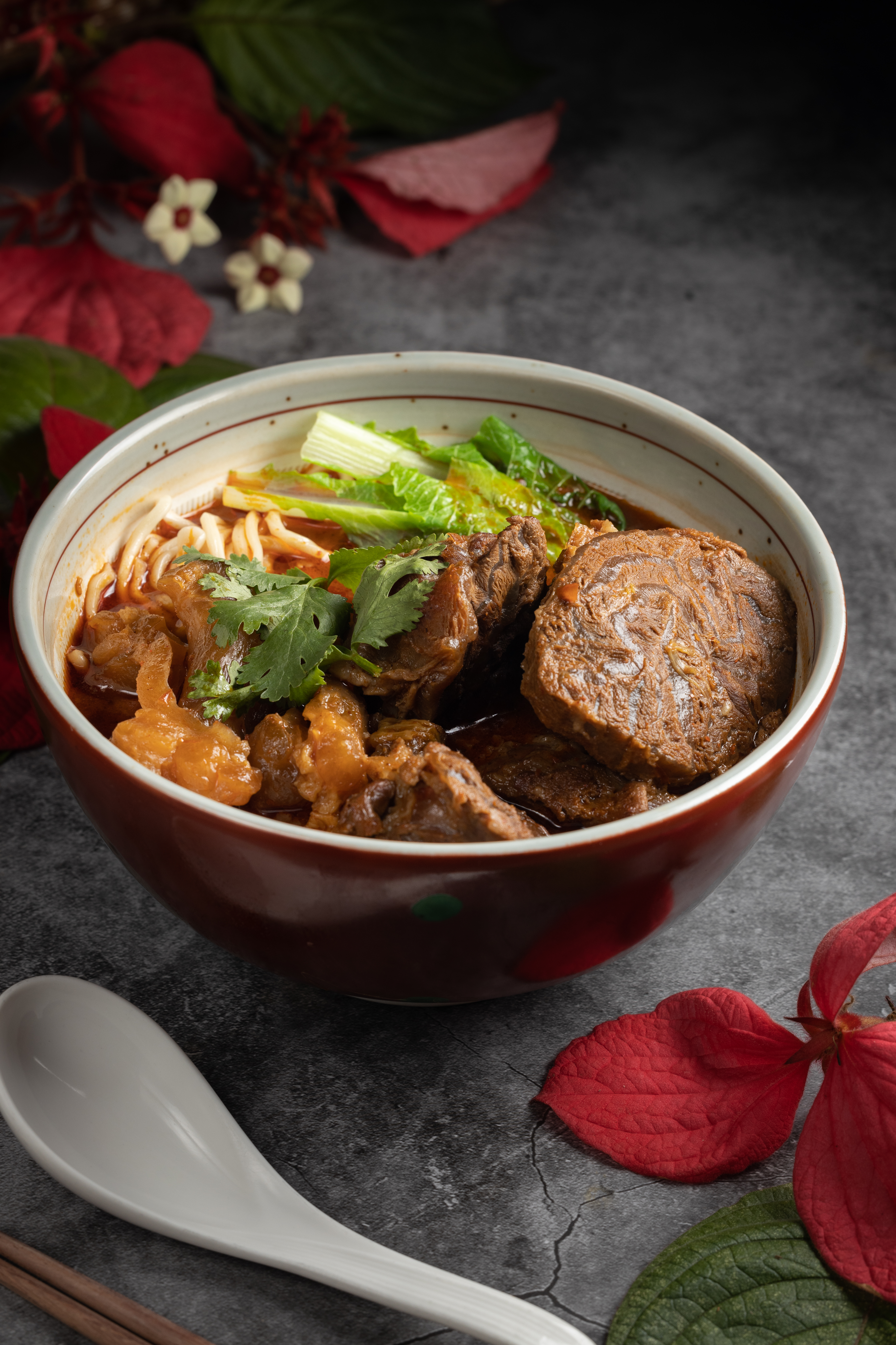 西園醫院林澤安院長祕製牛肉麵,3種牛肉塊提供不同的軟韌口感,濃郁湯頭兼顧了酸甜香辣四字,還提供滿滿的膠質。