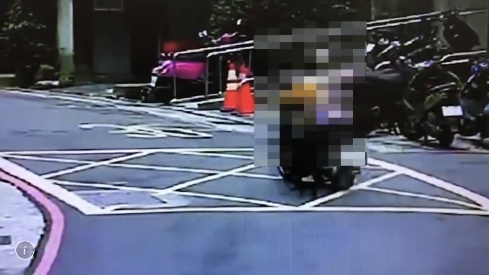 母女騎機車欲加速逃離，差點摔車，憤而提告。（翻攝畫面）