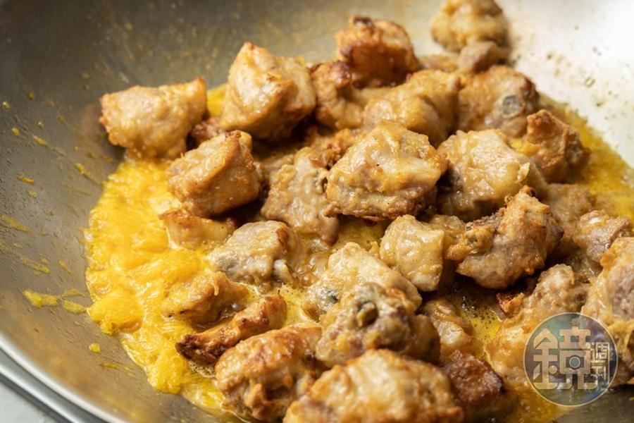 焗烤肉排入鍋。