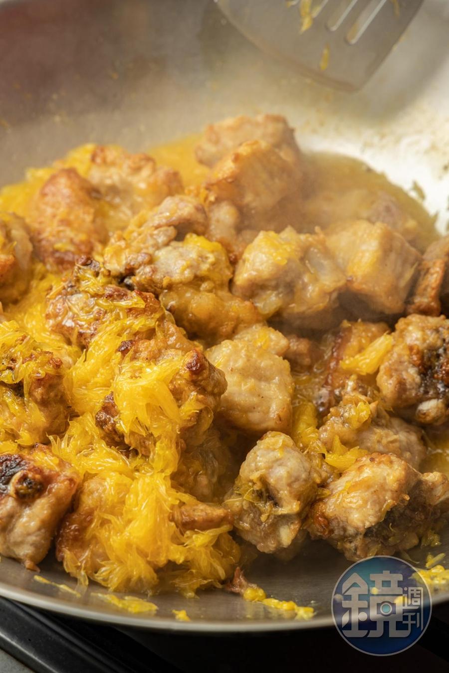 快速拌炒肉排。