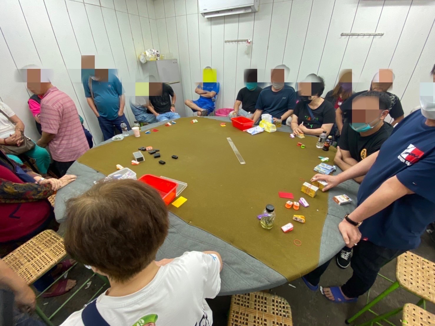 新北刑大在泰山區一處鐵皮屋破獲職業賭場，逮捕賭客近40人。（翻攝畫面）