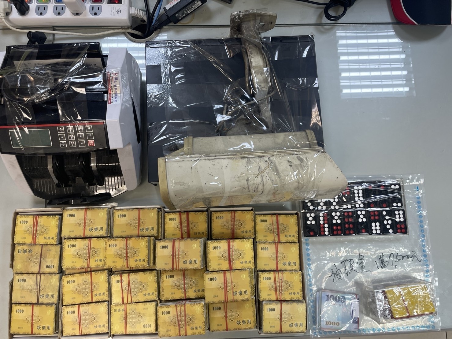 警方起獲的賭具、骰子、籌碼等物品。(翻攝畫面)
