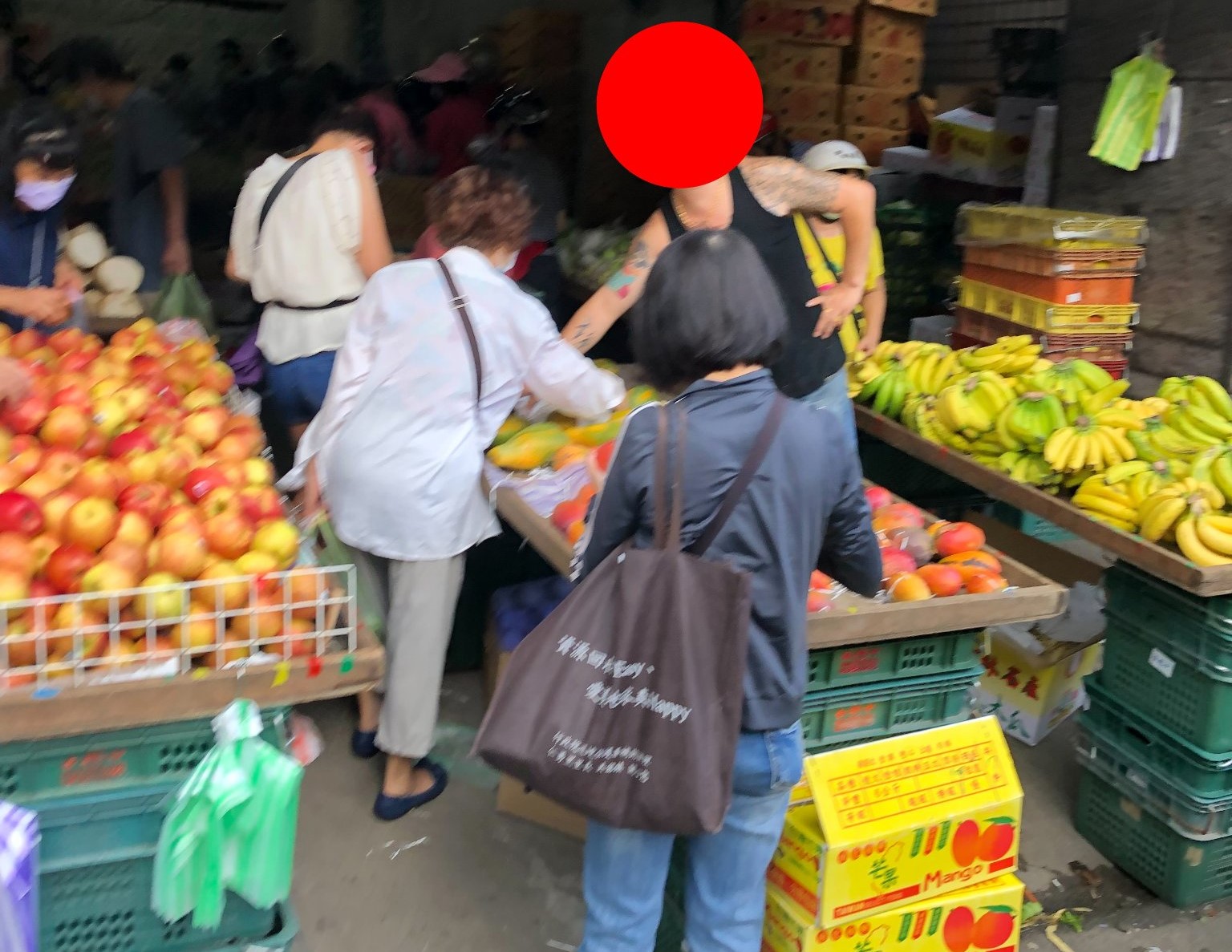 一名網友分享前往未標示價格的蔬果攤購物經歷。（翻攝自爆廢公社）