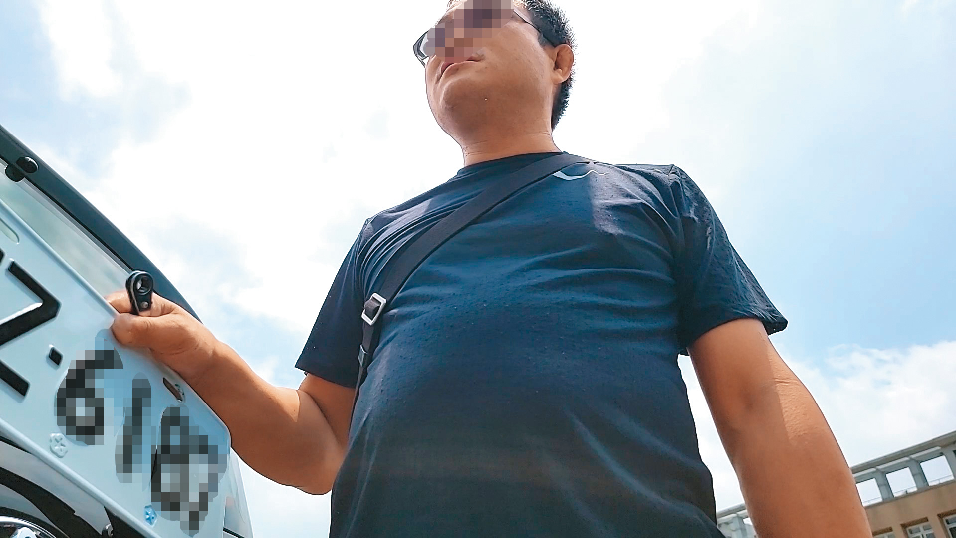 代辦業者拿著車牌怒瞪當事人，叫她不要多問。（讀者提供）