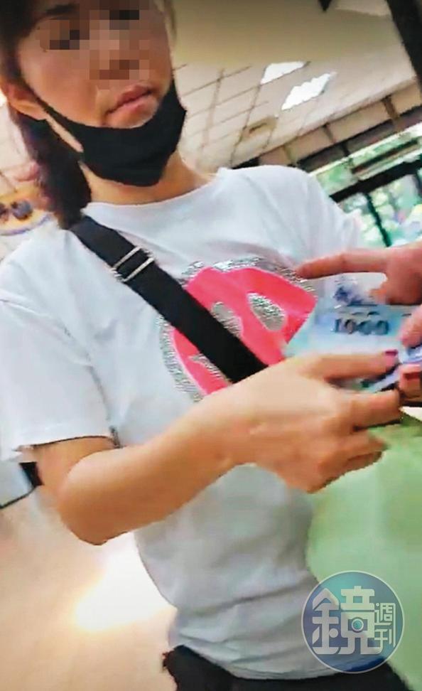 女代辦業者向當事人收取2萬元代辦費，並警告對方不要多問。（讀者提供）