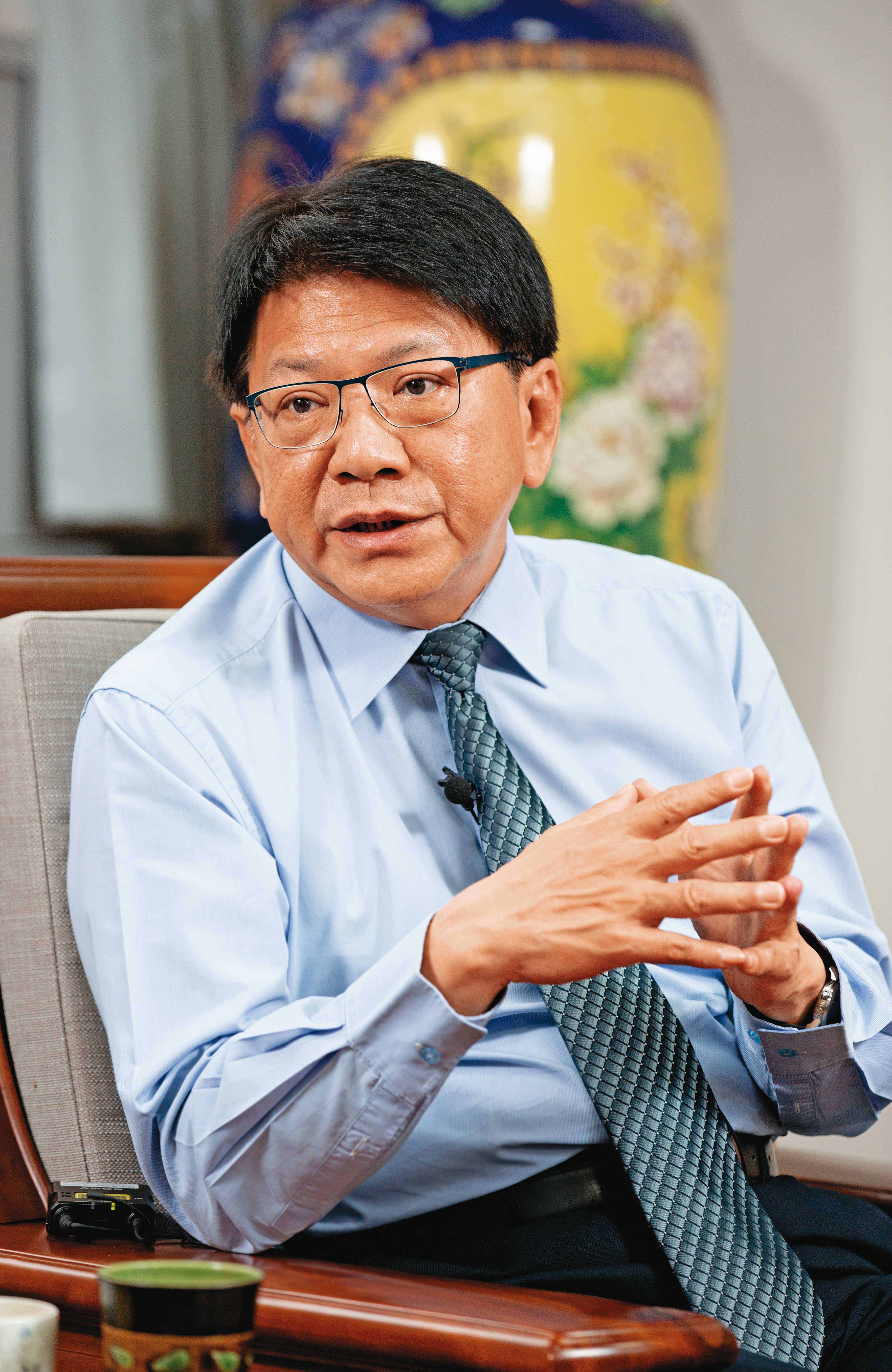 屏東縣長潘孟安曾被徵詢出戰新北，但他選擇固守屏東，力求平安交棒。