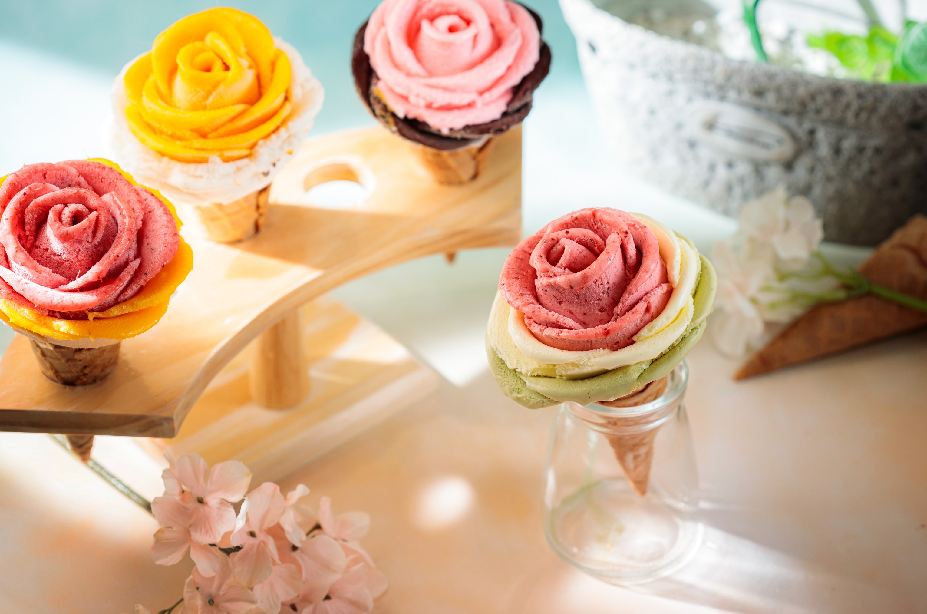 六月三十義式手工冰淇淋的「玫瑰冰淇淋」不僅吸睛，也大量使用有機水果做原料。（130～150元／支）