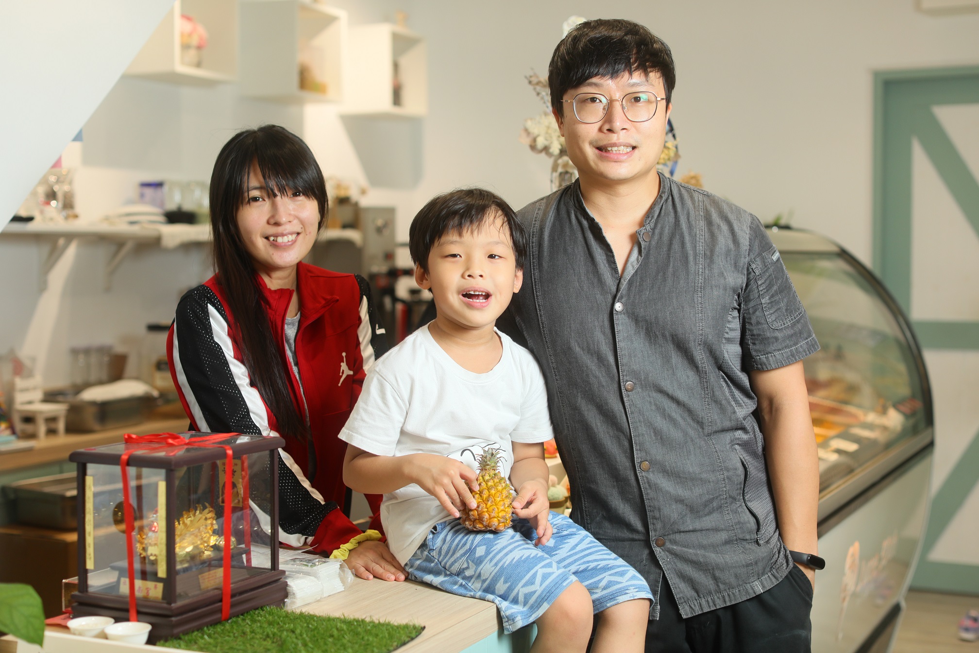 老闆張祐誠（右）與太太許于庭（左）為了陪伴寶貝兒子（中）開店，也以兒子的生日為店名。