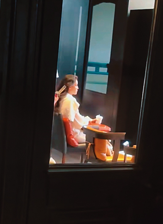 7/1，再次為了工作而梳化，舒淇安安靜靜坐著，任憑髮型師吹整她的頭髮。（讀者提供）