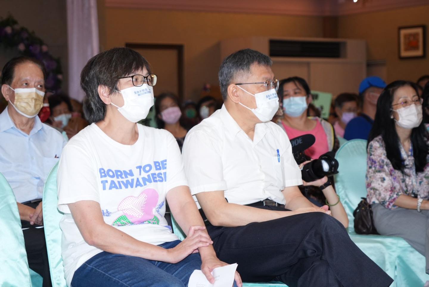 柯文哲和蔡壁如3日參加屏東縣黨部活動，現場發放的雙主菜便當引起討論。（翻攝自蔡壁如臉書）