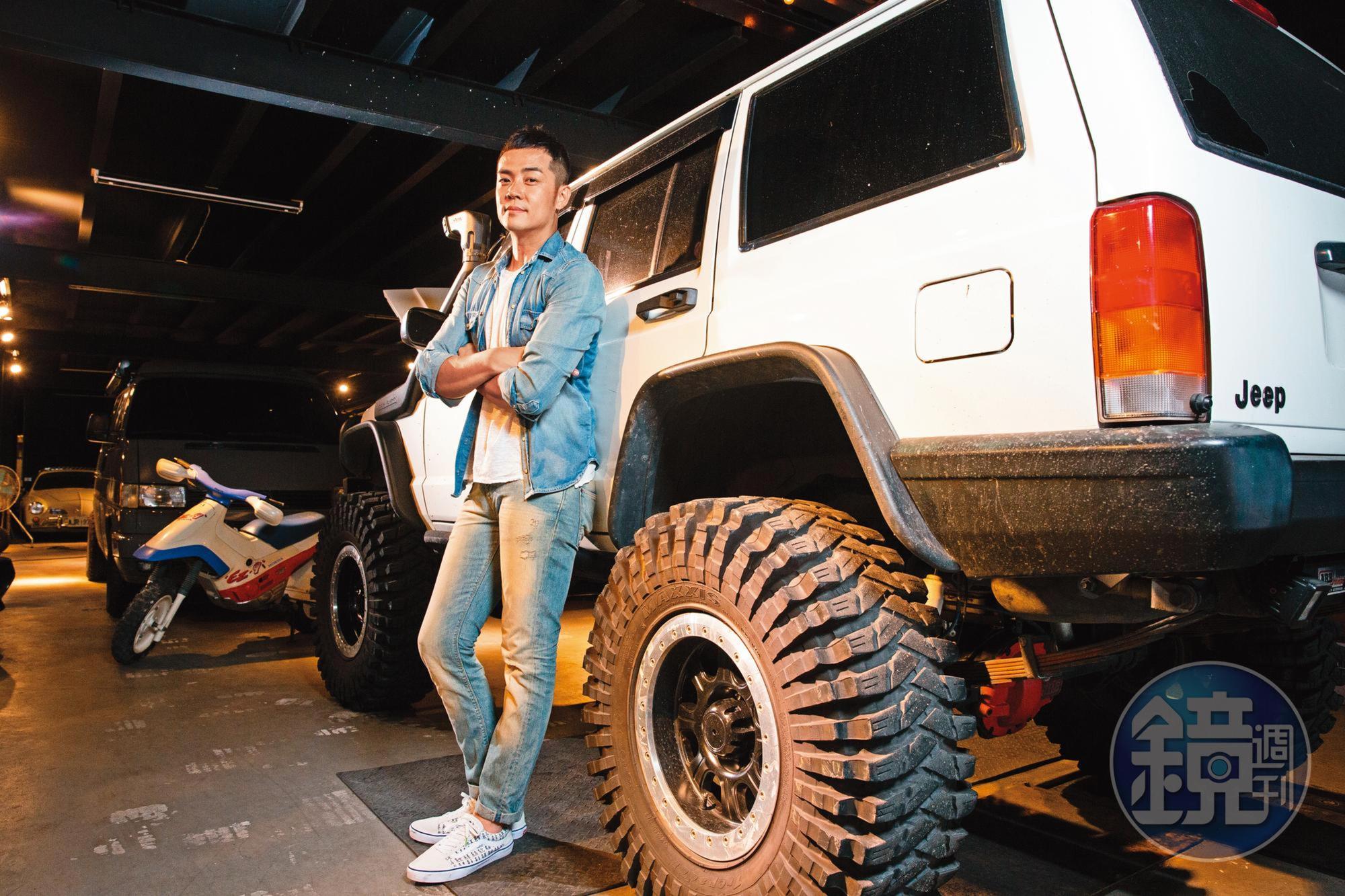 姚元浩打造3個車庫，停放他收藏的20多輛古董車。