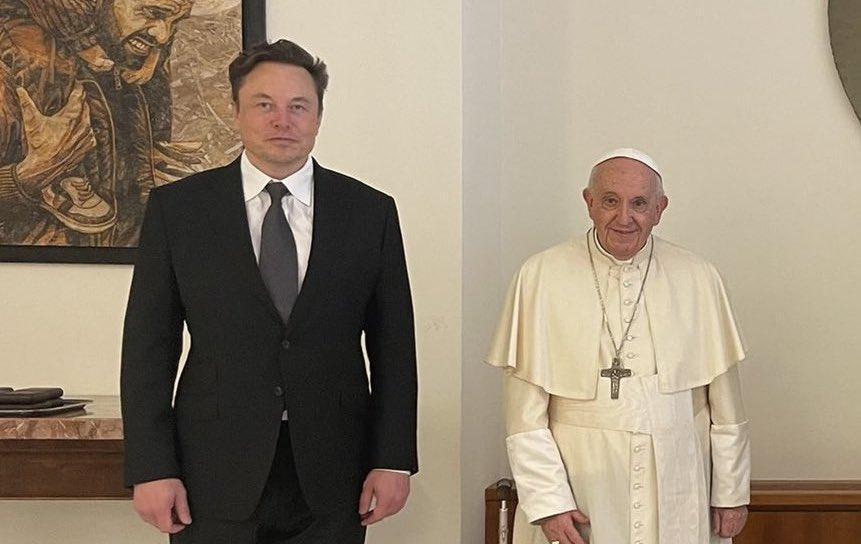 馬斯克曬出與教宗方濟各的合照。(翻攝 Elon Musk推特)