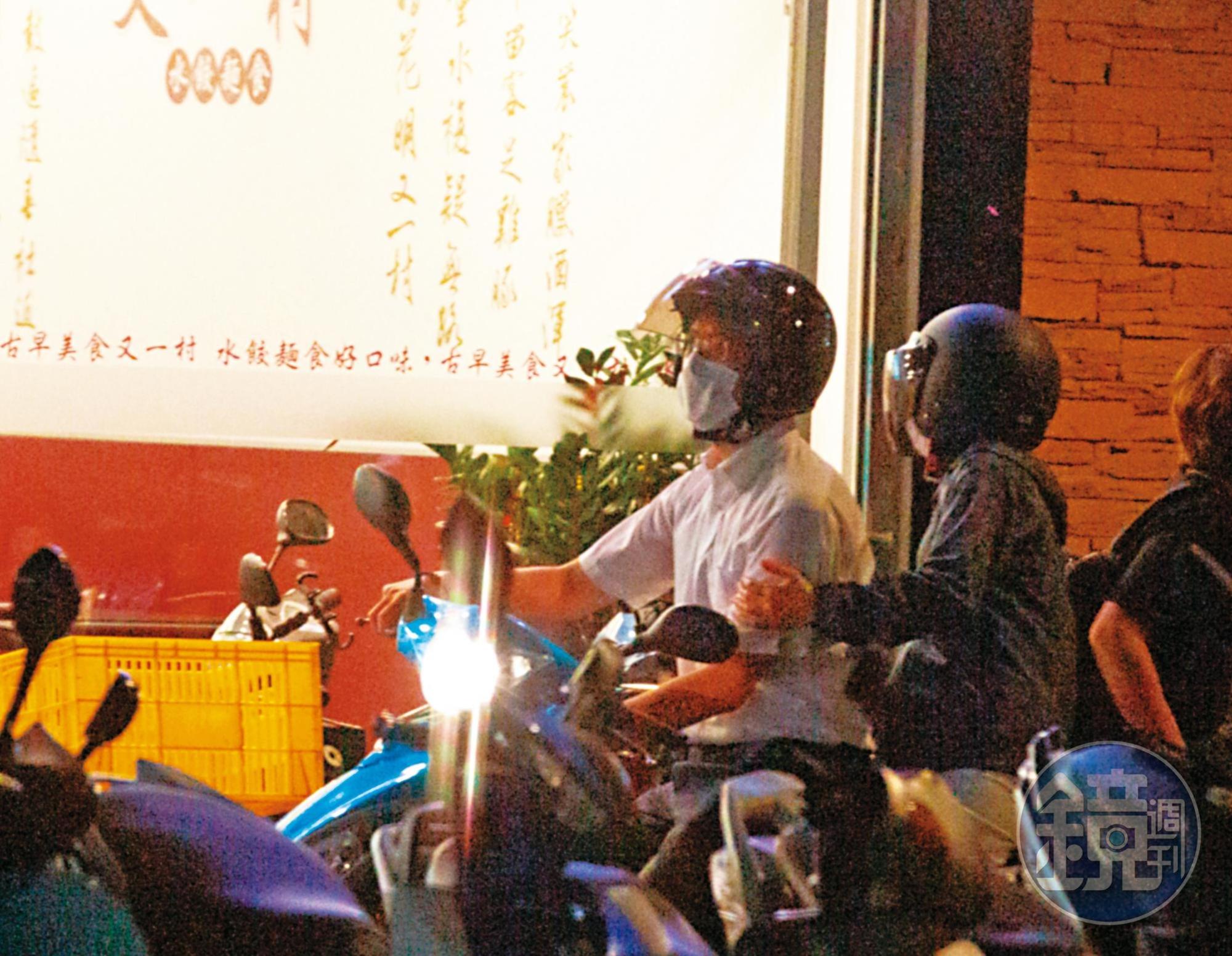 2022/07/01 22:49,本刊直擊,鄒宇新(左)與婚外情對象廖女(右)一起從政院下班,共乘機車私會,女方還親暱地扶著他的手臂。