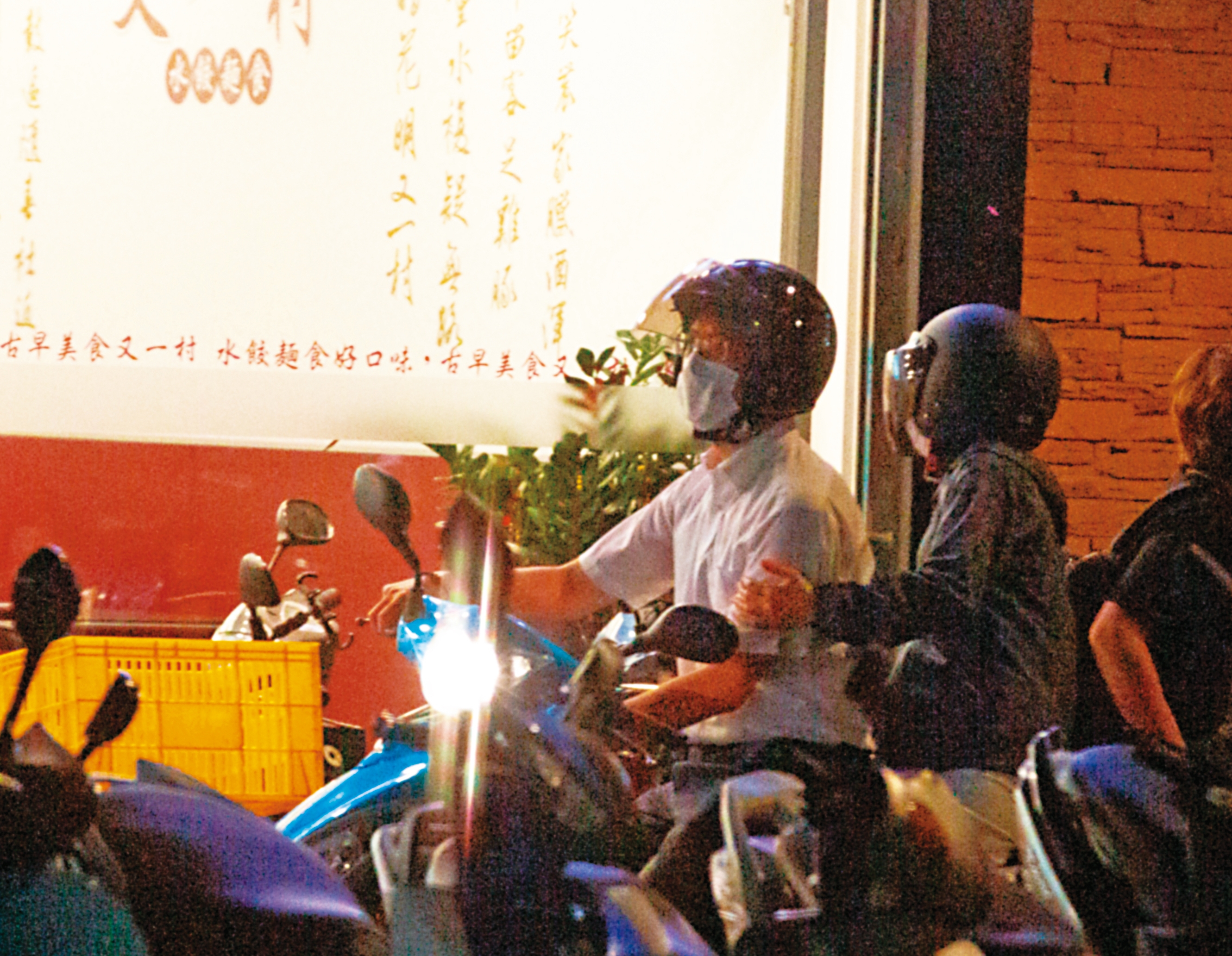 2022/07/01 22:49，本刊直擊，鄒宇新（左）與婚外情對象廖女（右）一起從政院下班，共乘機車私會，女方還親暱地扶著他的手臂。