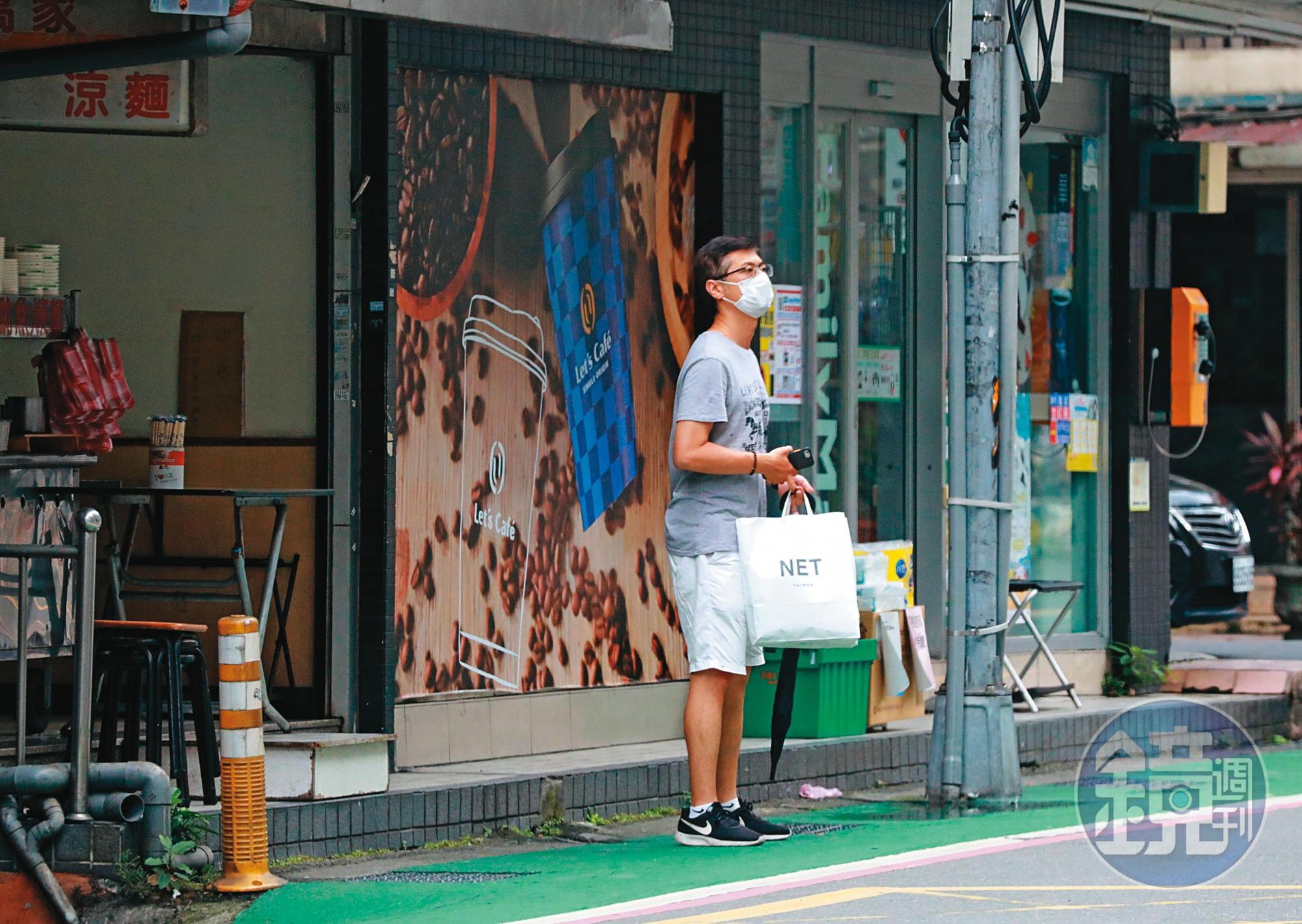 2022/07/02 15:19 吃完涼麵後,鄒宇新(圖)先行步出店家;約1分鐘後,廖女才帶著孩子離開。(圖經變裝處理)