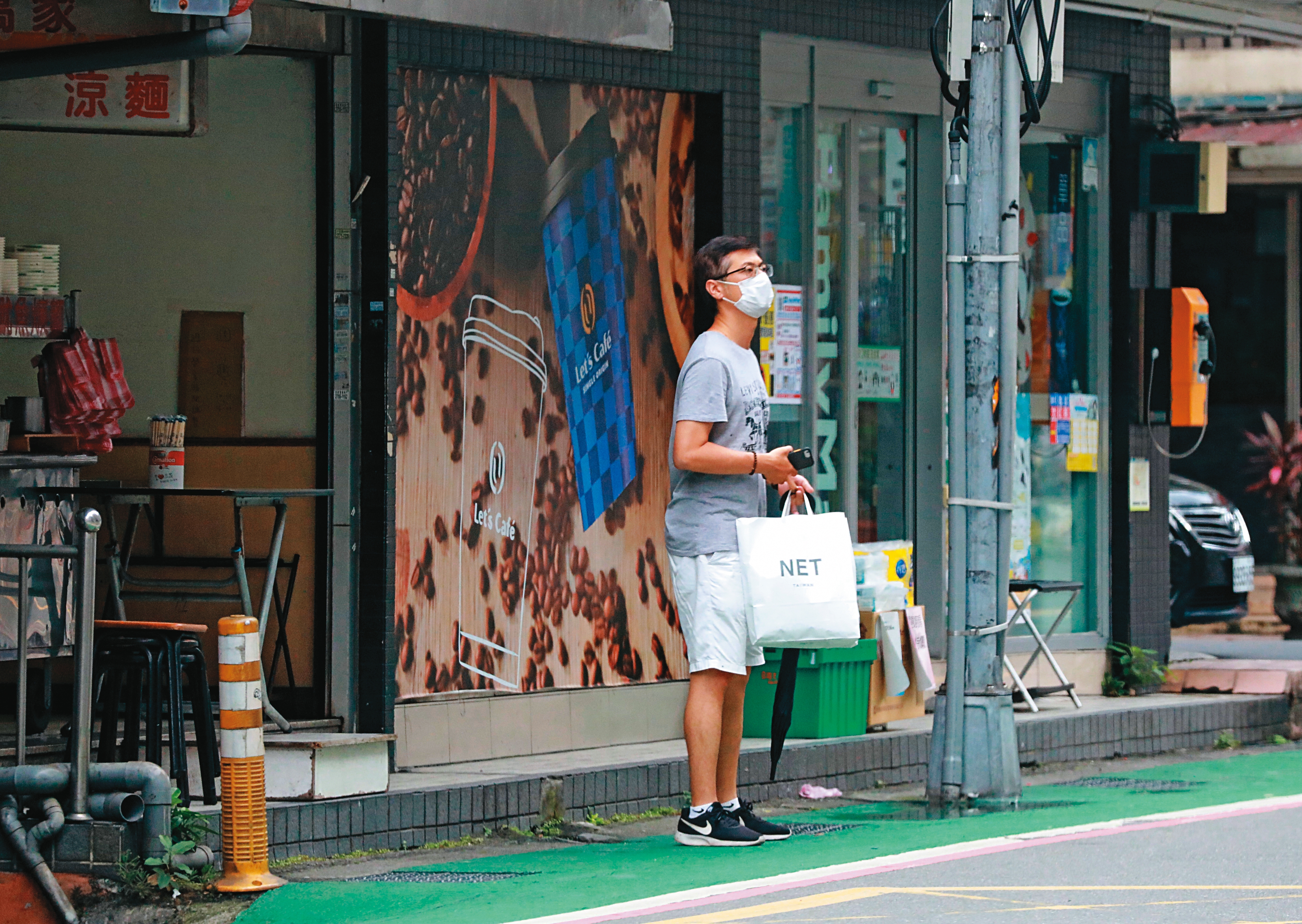 2022/07/02 15:19 吃完涼麵後,鄒宇新(圖)先行步出店家;約1分鐘後,廖女才帶著孩子離開。(圖經變裝處理)