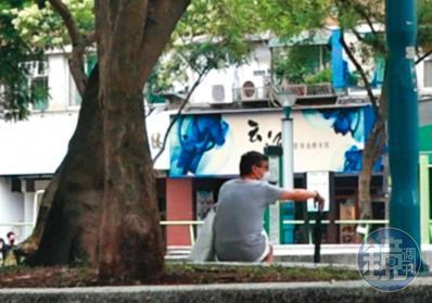 2022/07/02 14:16 「公園痴等」鄒宇新(圖)獨自在公園等待廖女及孩子,待廖女結束行程,3人才會合。