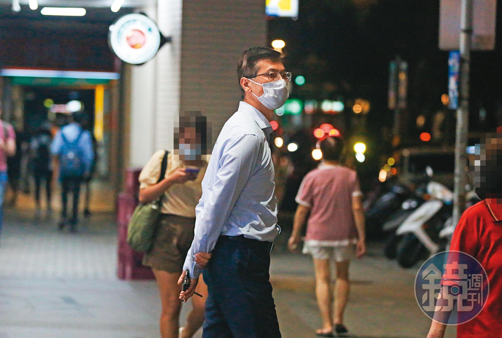 2022/06/30 21:14,鄒宇新(圖)陪廖女帶孩子打桌球後,先行下樓牽車。