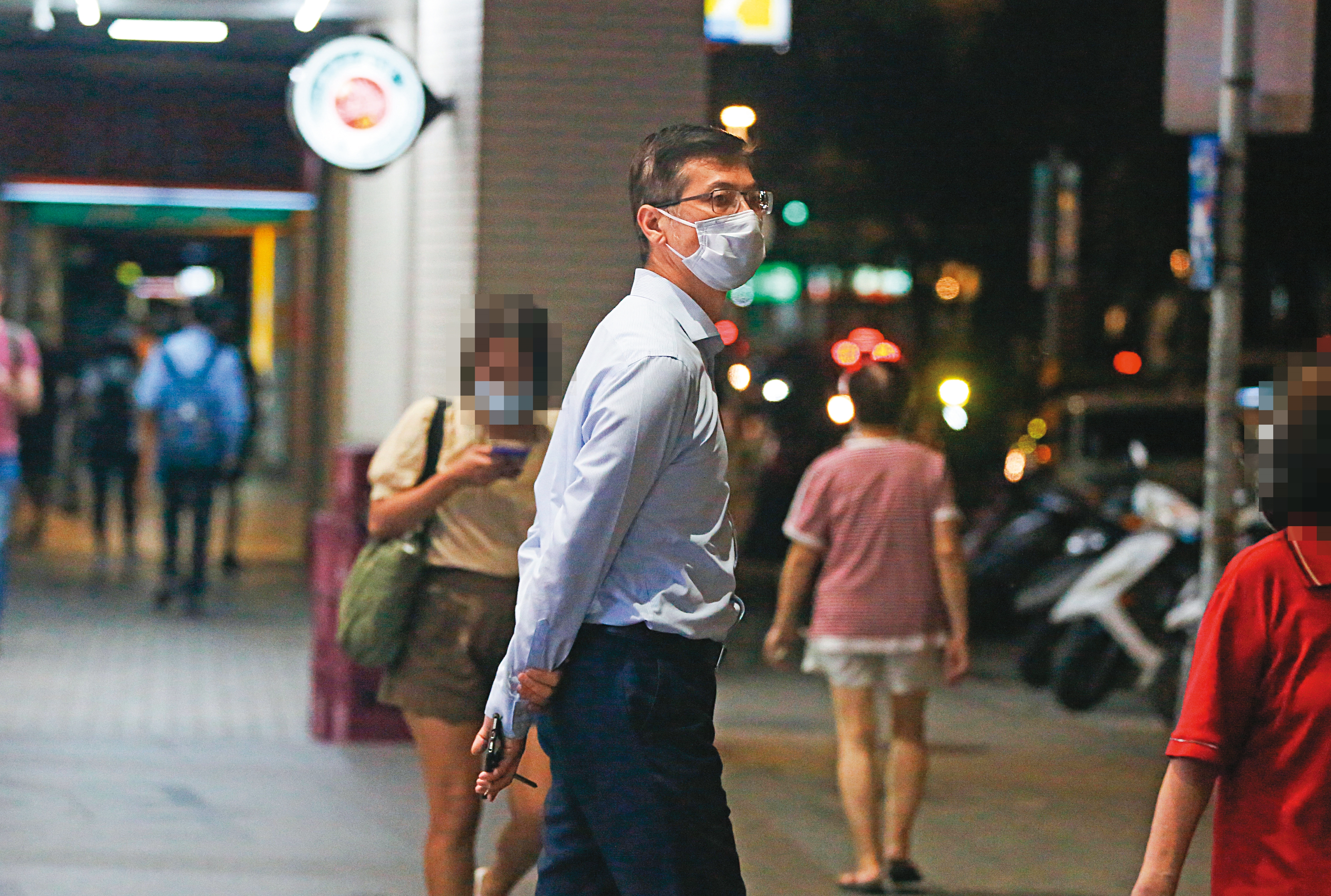  2022/06/30 21:14，鄒宇新（圖）陪廖女帶孩子打桌球後，先行下樓牽車。