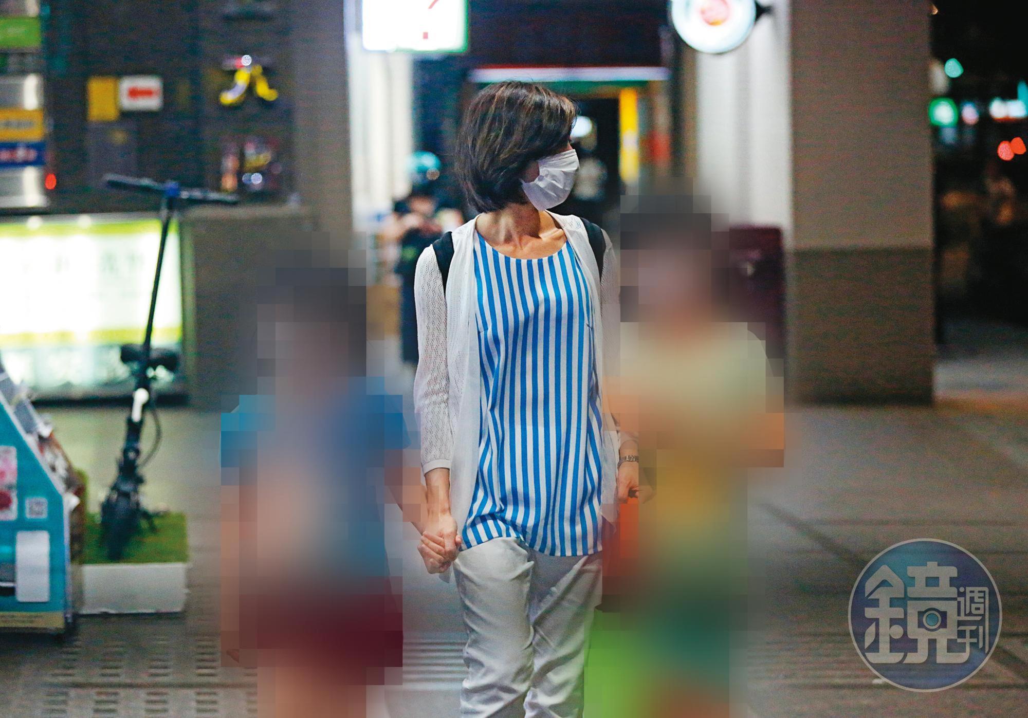 2022/06/30 21:17,隨後下樓的廖女牽著孩子,眼光卻不時望向坐在對街機車上的鄒宇新。(圖經變裝處理)