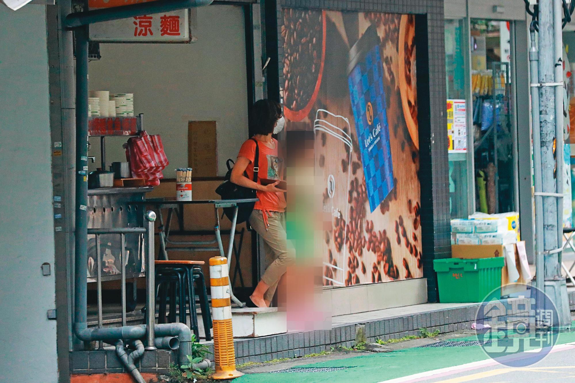 2022/07/02 15:19 吃完涼麵後,鄒宇新先行步出店家;約1分鐘後,廖女(圖)才帶著孩子離開。(圖經變裝處理)