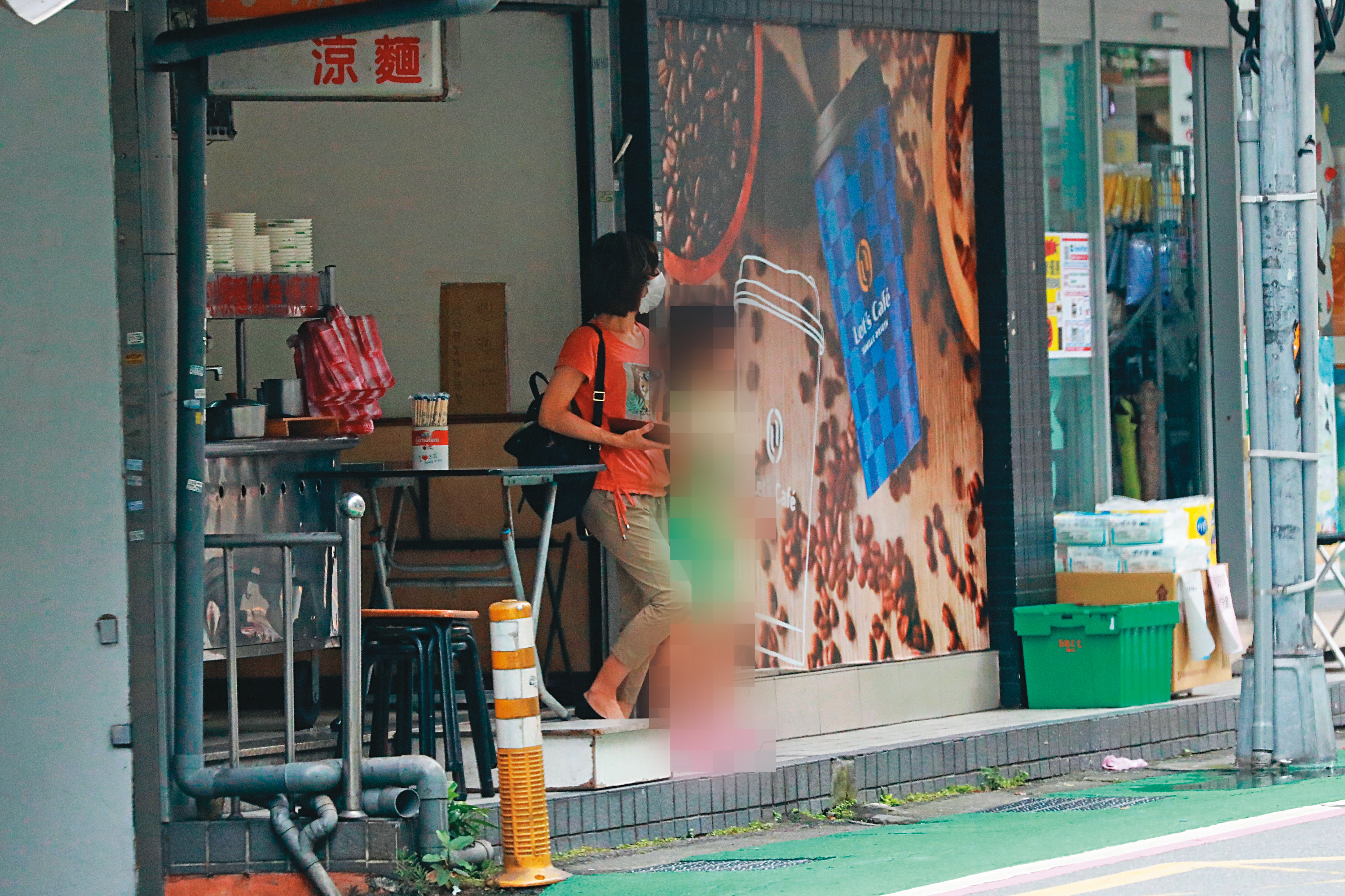 2022/07/02 15:19 吃完涼麵後,鄒宇新先行步出店家;約1分鐘後,廖女(圖)才帶著孩子離開。(圖經變裝處理)