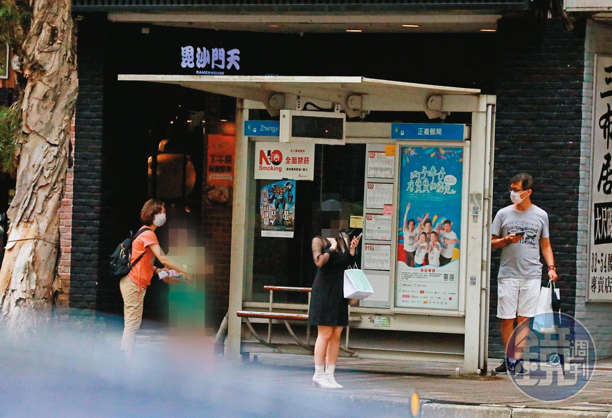 2022/07/02 15:33 「互動鬼祟」和廖女(左1)及孩子吃完涼麵後,鄒宇新(右1)又陪她們等公車,卻鬼祟地躲在候車亭後,以眼神隔空互動。(圖經變裝處理)