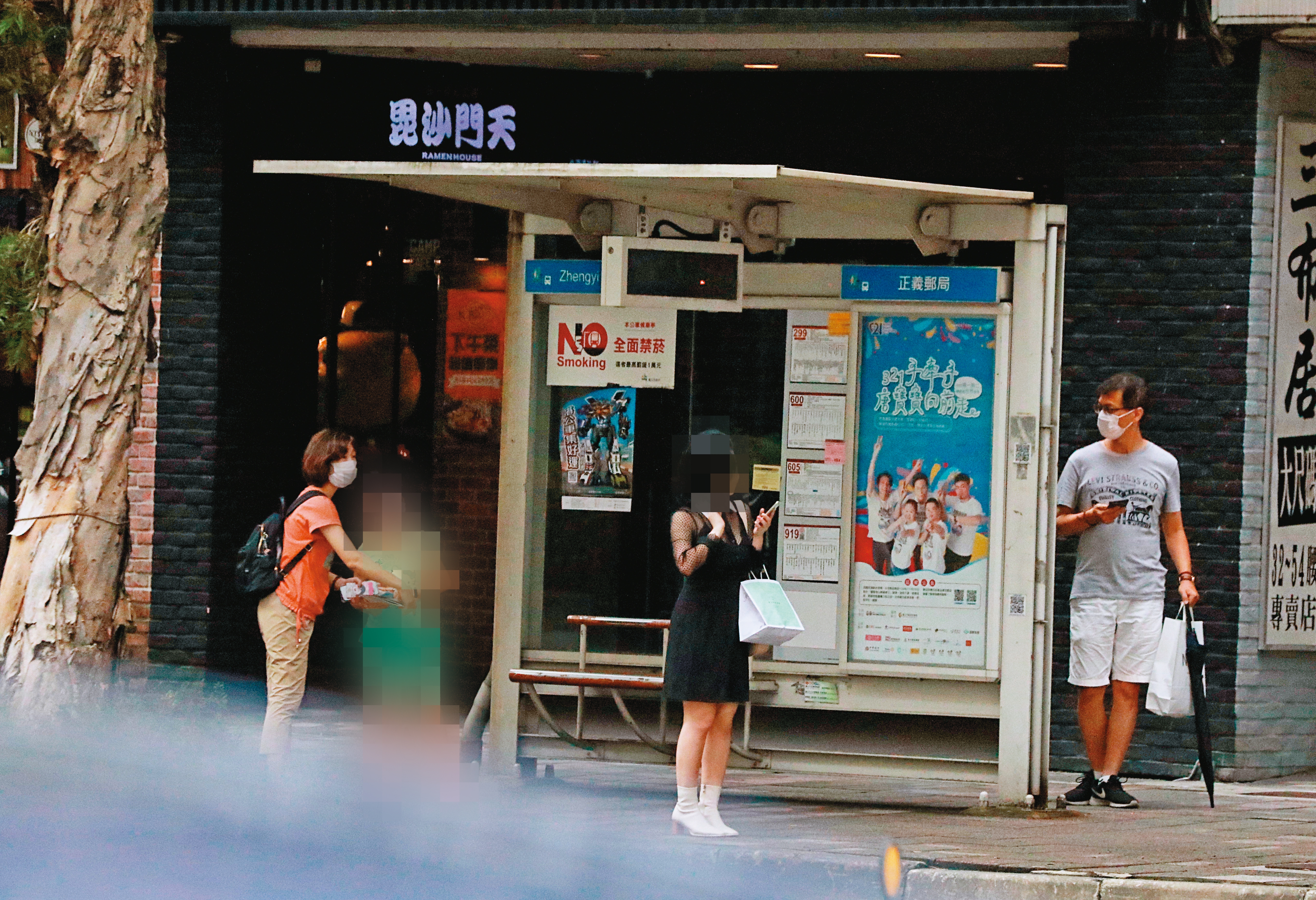 2022/07/02 15:33 「互動鬼祟」和廖女(左1)及孩子吃完涼麵後,鄒宇新(右1)又陪她們等公車,卻鬼祟地躲在候車亭後,以眼神隔空互動。(圖經變裝處理)