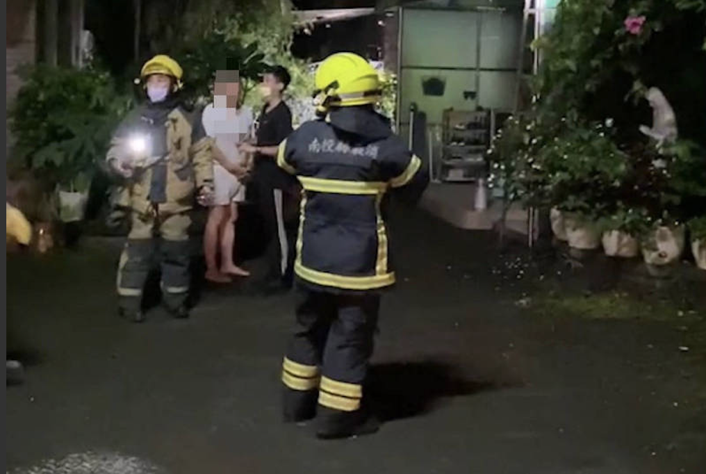 72歲李姓屋主（穿白衣者）被消防人員從二樓救出，幸好只有擦傷與輕微嗆傷。（翻攝畫面）