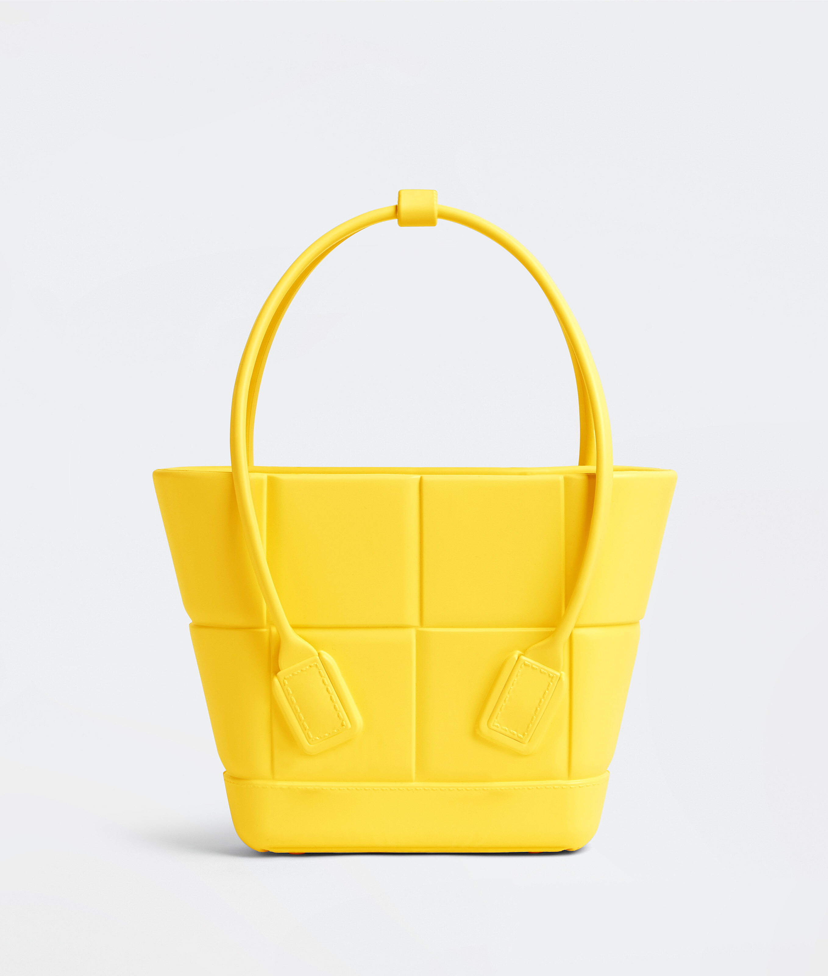 ARCO黃檸檬霧面橡膠托特包。NT$30,000。（BOTTEGA VENETA提供）