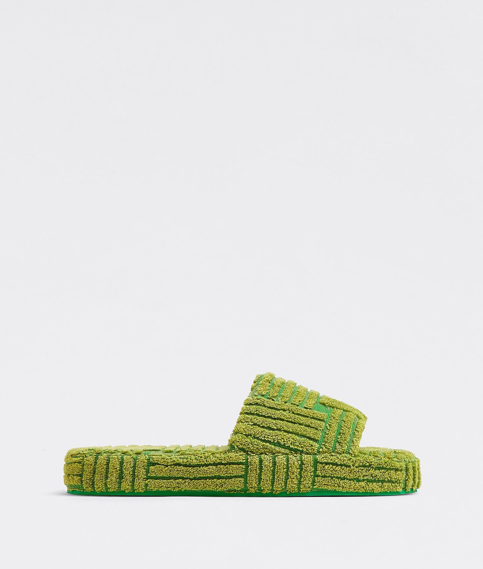 RESORT SPONGE編織紋樣休閒鞋。NT$18,000。(BOTTEGA VENETA提供)