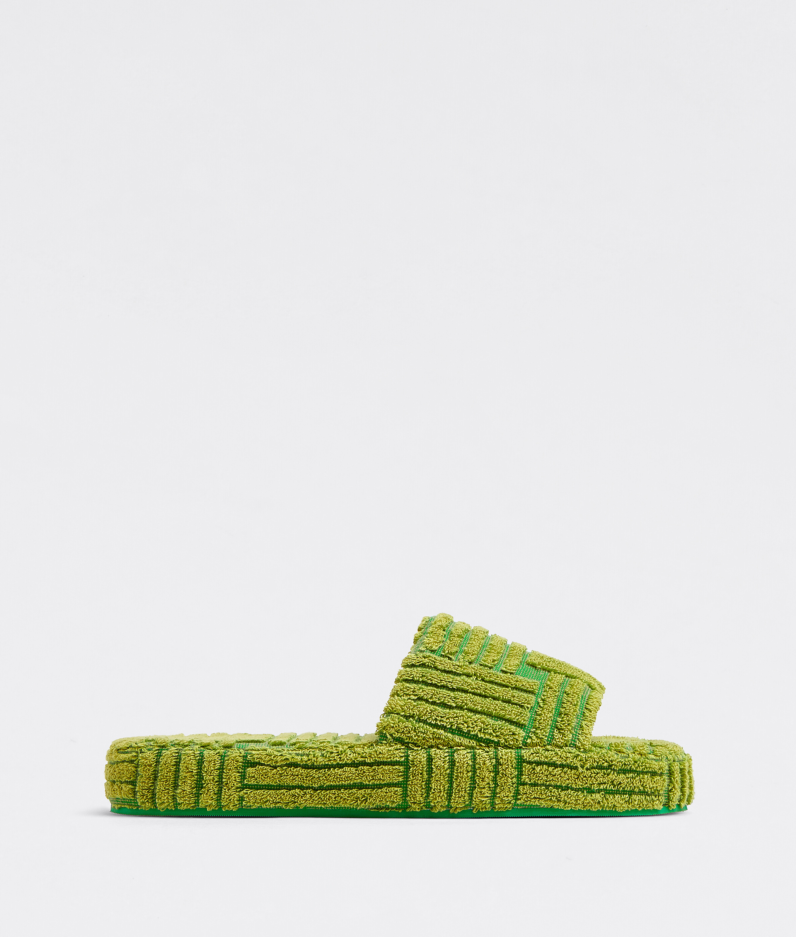 RESORT SPONGE編織紋樣休閒鞋。NT$18,000。（BOTTEGA VENETA提供）