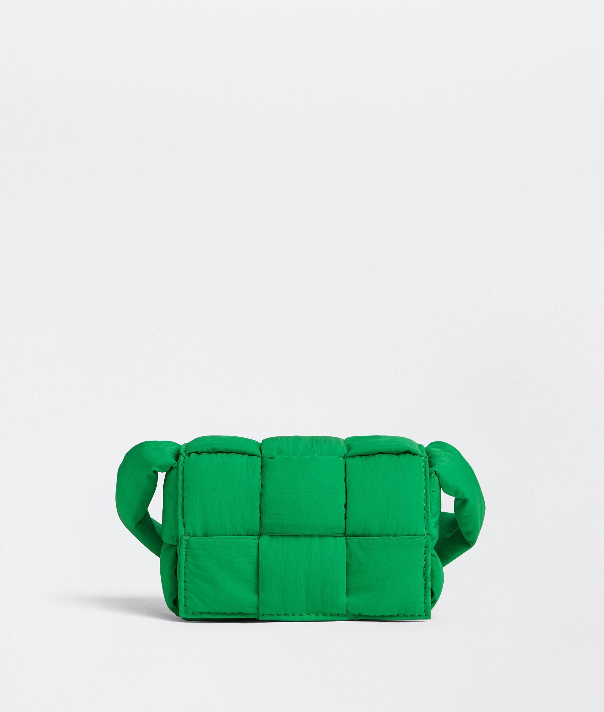 CASSETTE尼龍材質斜背包。NT$32,400。(BOTTEGA VENETA提供)