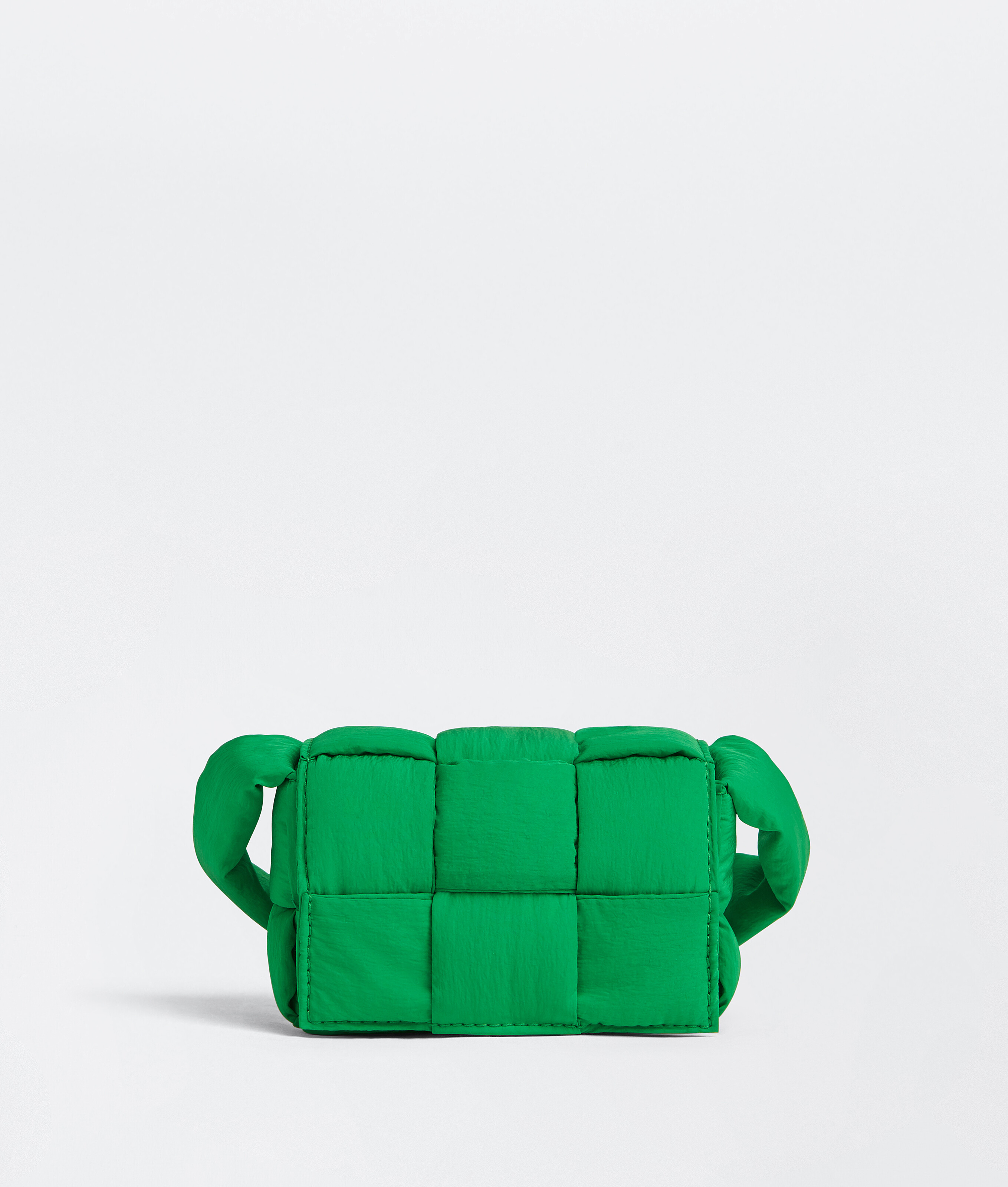 CASSETTE尼龍材質斜背包。NT$32,400。（BOTTEGA VENETA提供）