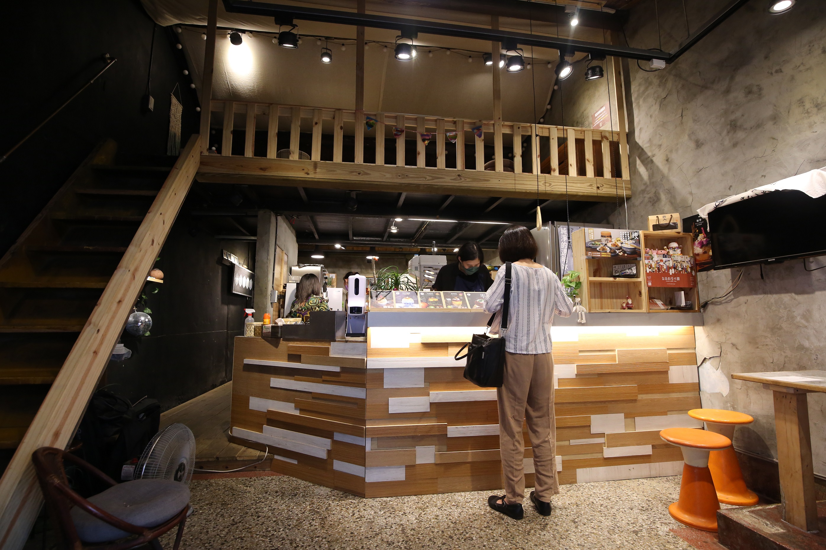 「島入冰店」店內的木工、吧台，都是由老闆設計打造。
