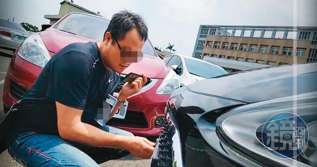 代辦業者拆掉當事人車牌,並告訴她還須繳納5,400元罰單。(讀者提供)