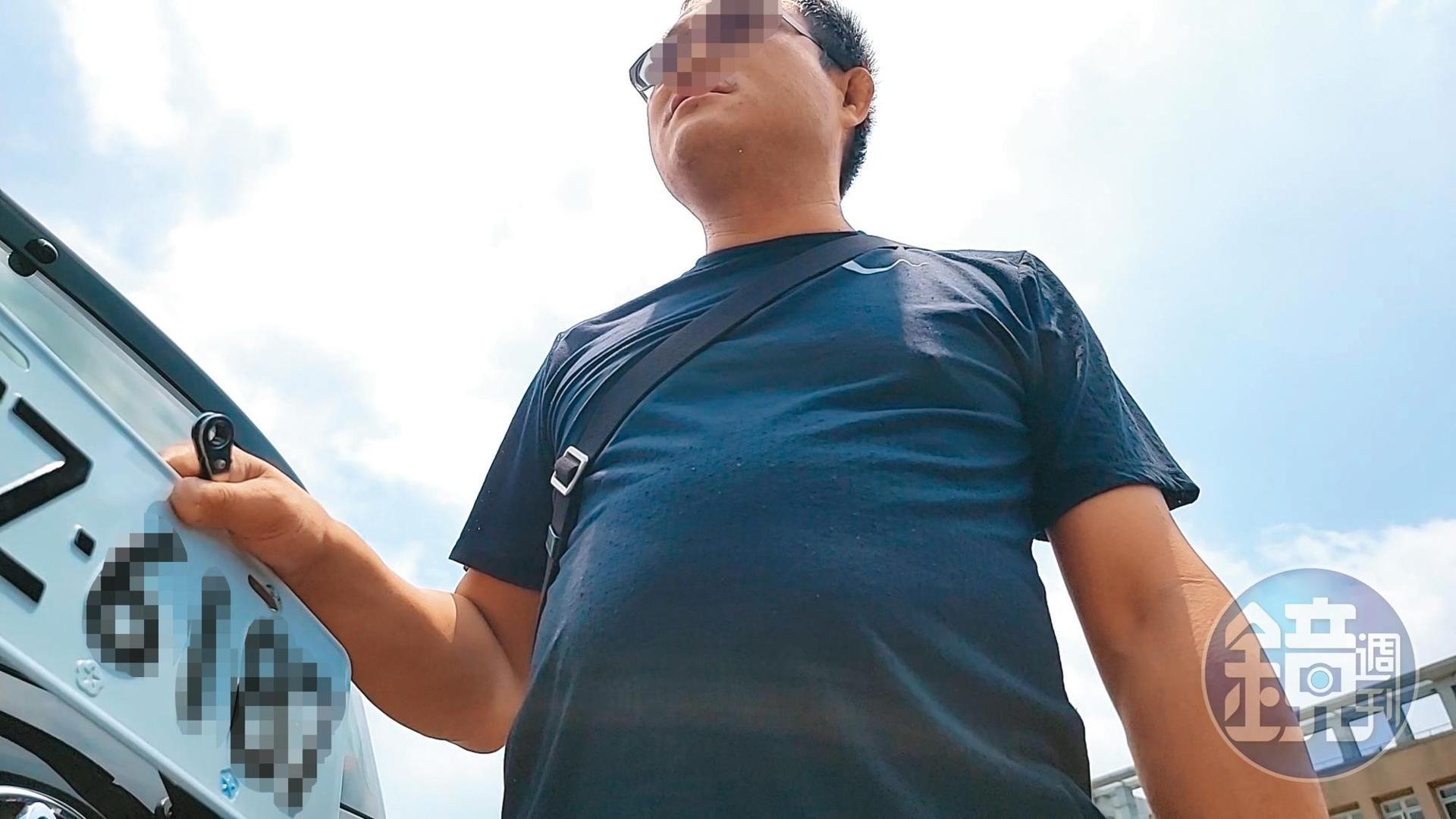 代辦業者拿著車牌怒瞪當事人,叫她不要多問。(讀者提供)
