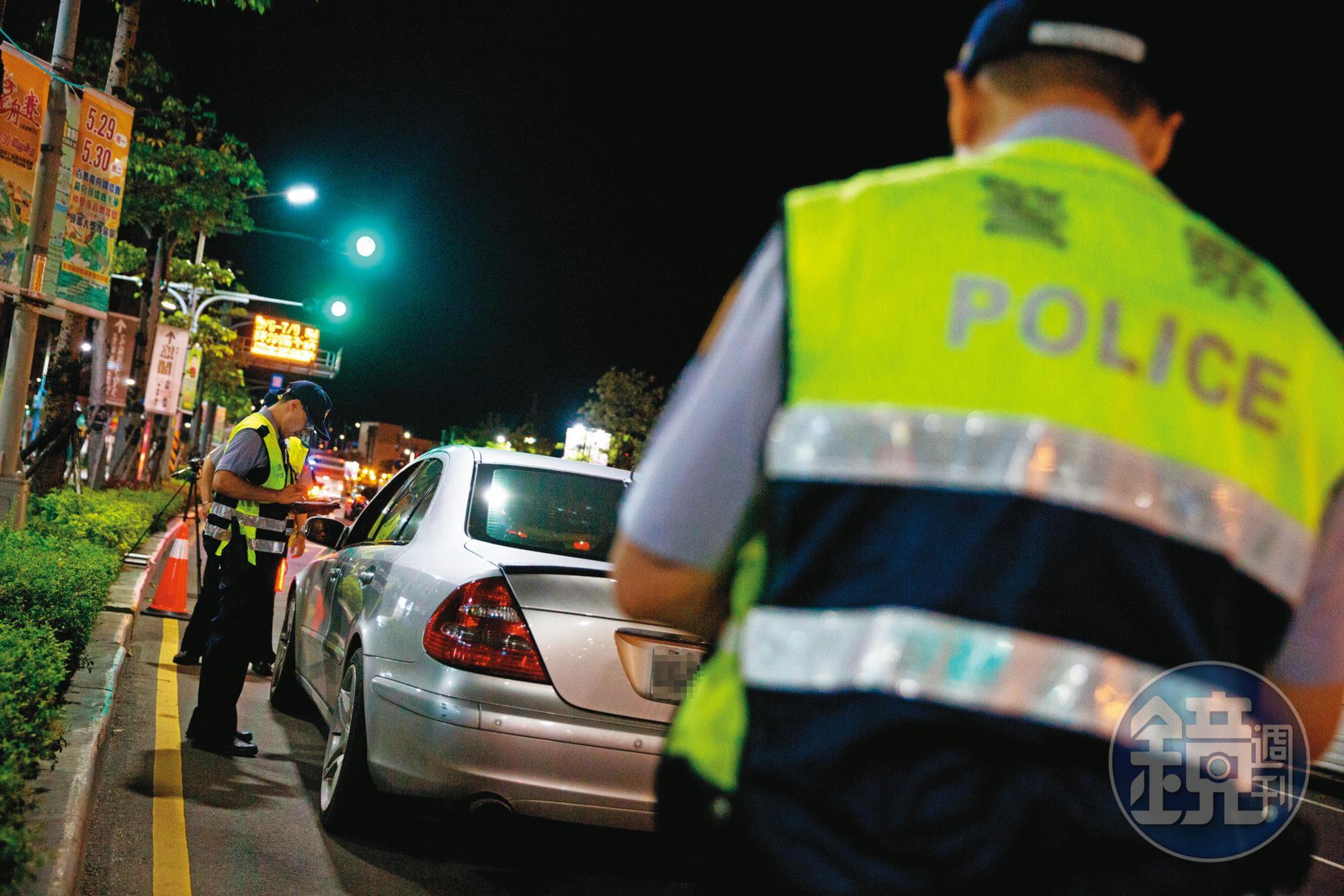 不肖員警收受代辦業者賄賂,開出假罰單。圖為示意畫面、圖中員警非當事人。