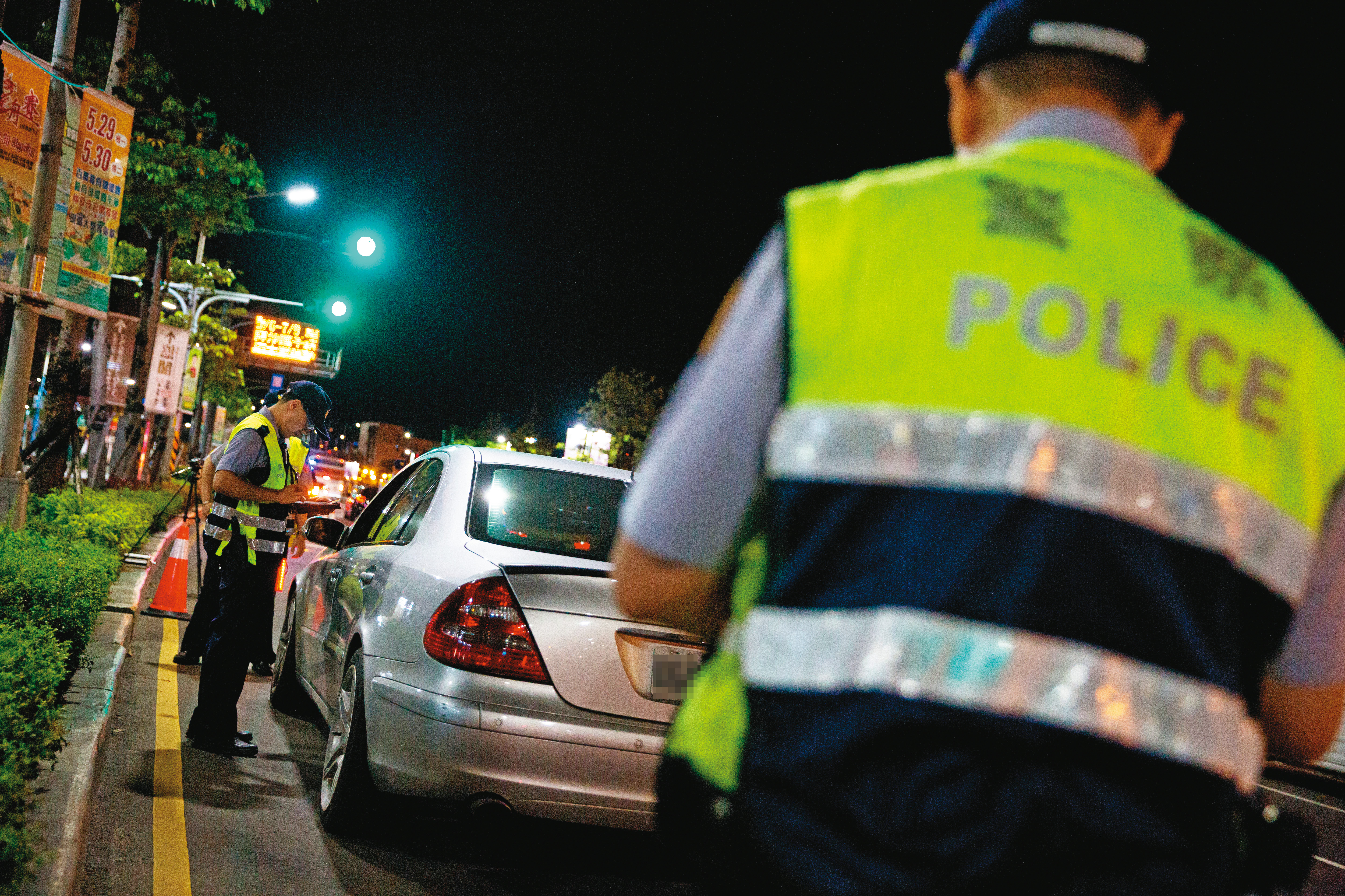 不肖員警收受代辦業者賄賂，開出假罰單。圖為示意畫面、圖中員警非當事人。