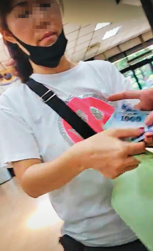女代辦業者向當事人收取2萬元代辦費，並警告對方不要多問。（讀者提供）