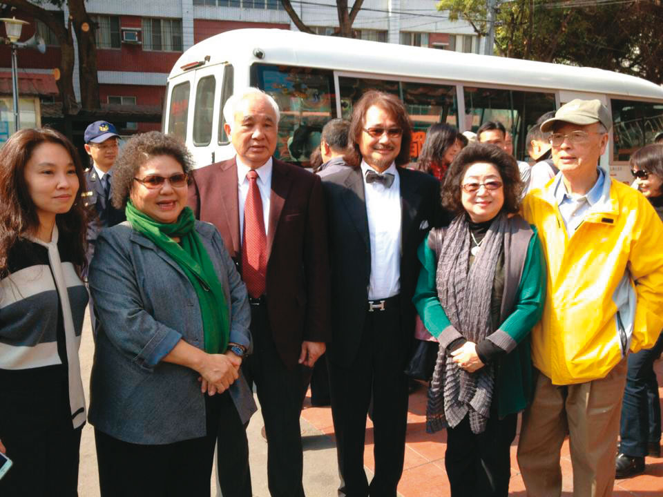 2015年紀念橋頭事件，施明德（右3）與當年的民主夥伴，返抵當年事件現場。（翻攝陳嘉君臉書）
