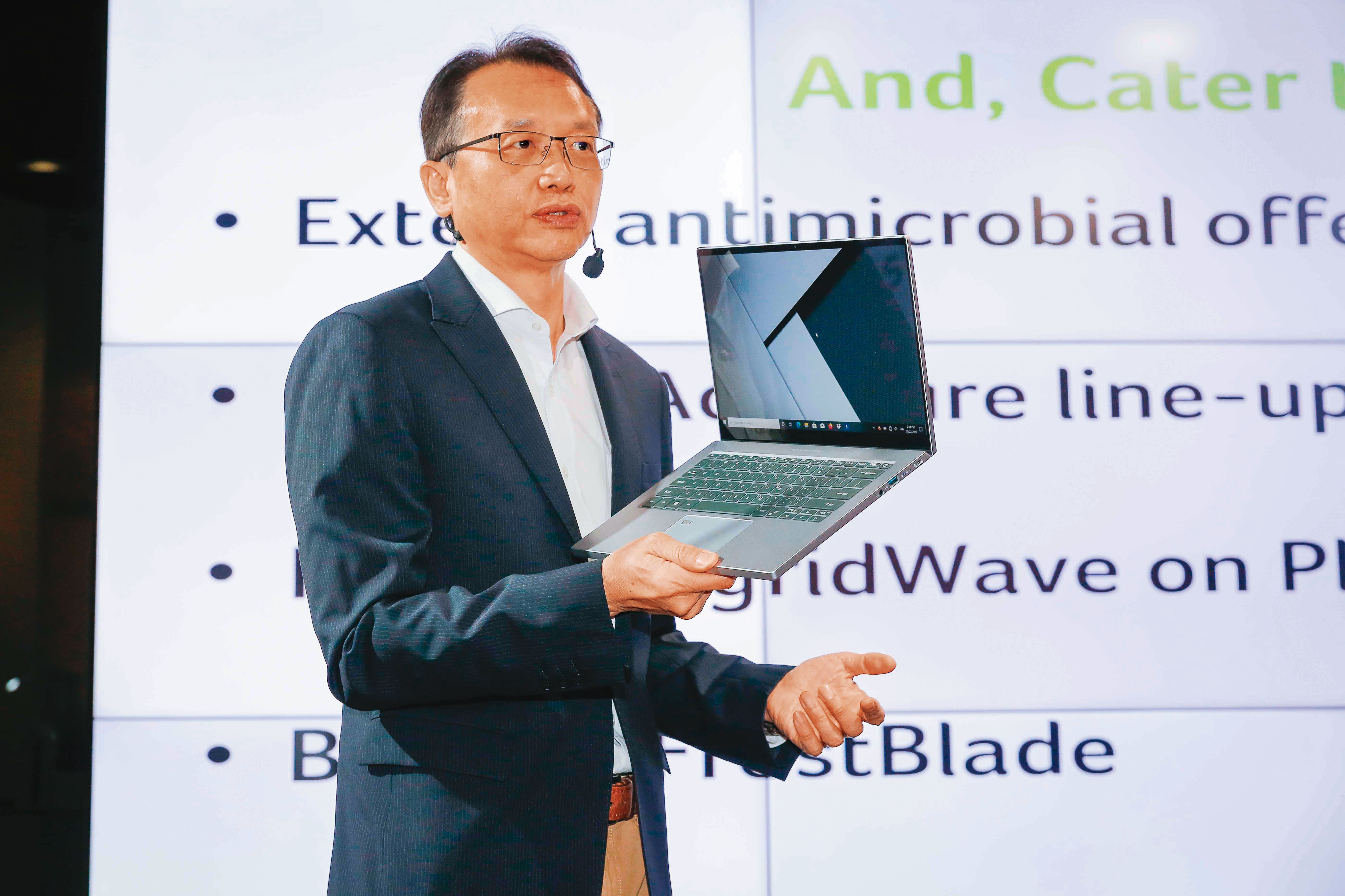 宏碁董事長陳俊聖說NB市場供過於求，下半年展望難看清。