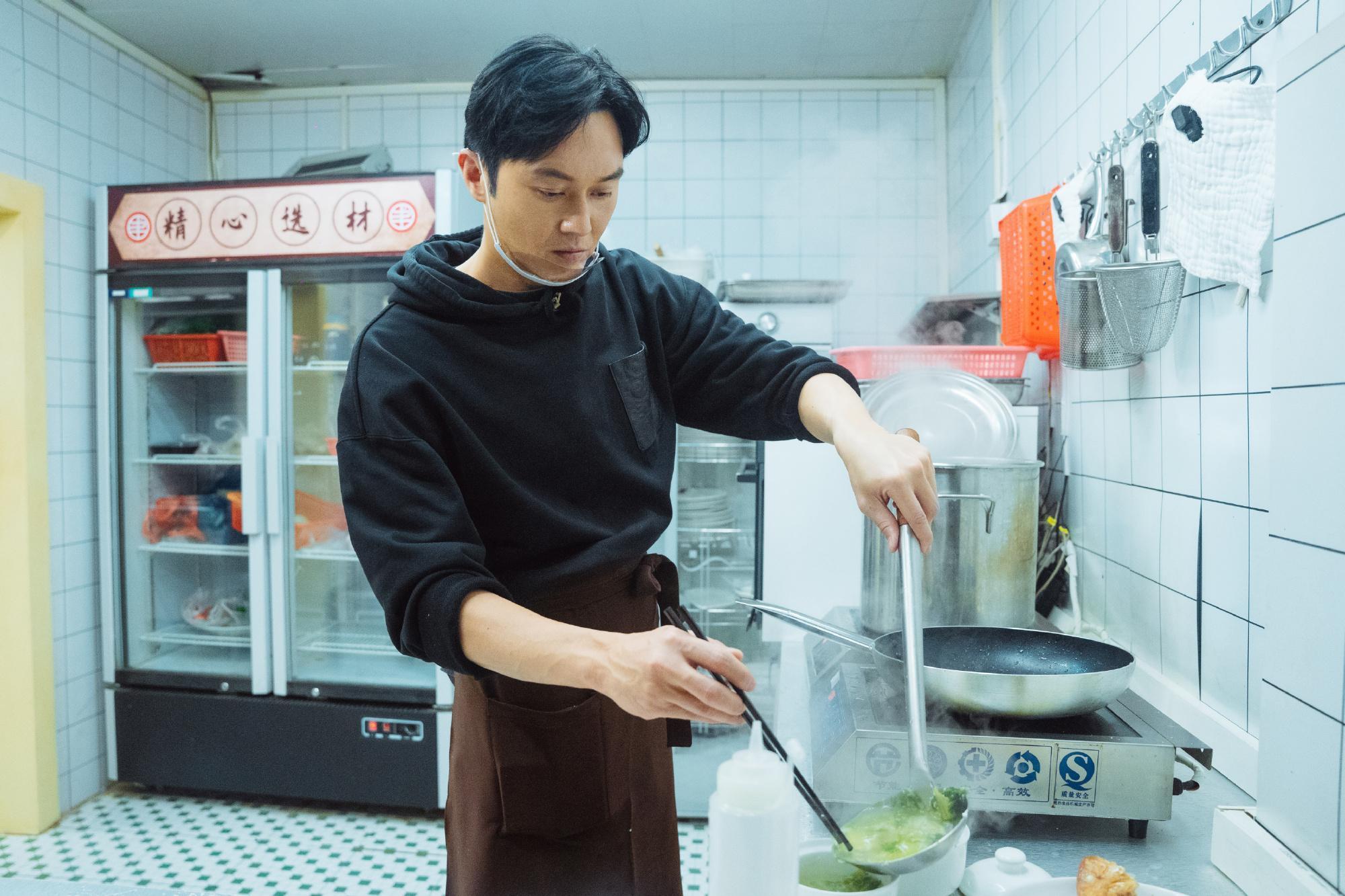 中國《披荊斬棘的哥哥》人氣太夯，電視台為他們另開團綜《大灣仔的夜》，張智霖還得下廚。（大灣仔的夜官博）