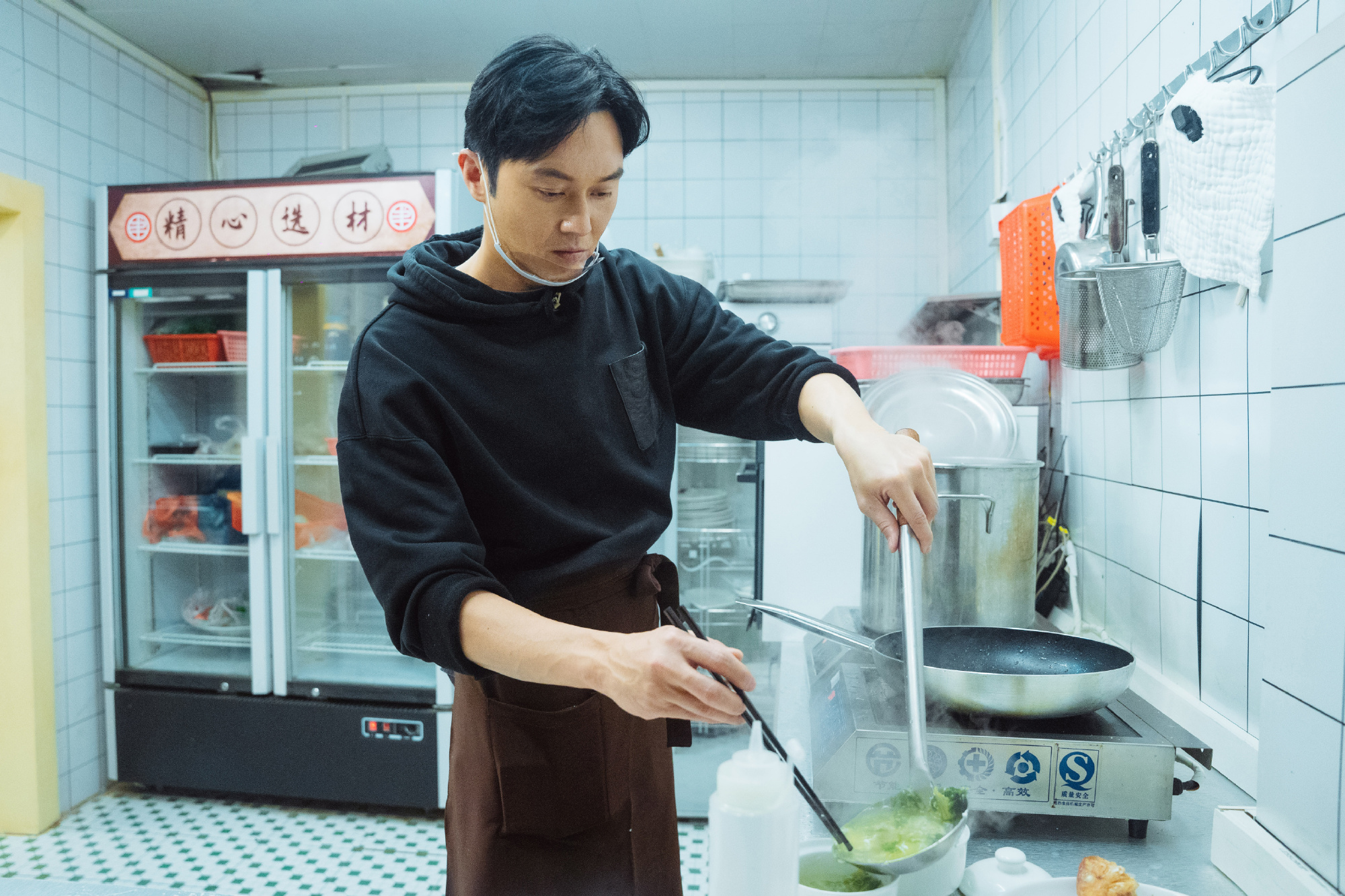 中國《披荊斬棘的哥哥》人氣太夯，電視台為他們另開團綜《大灣仔的夜》，張智霖還得下廚。（大灣仔的夜官博）