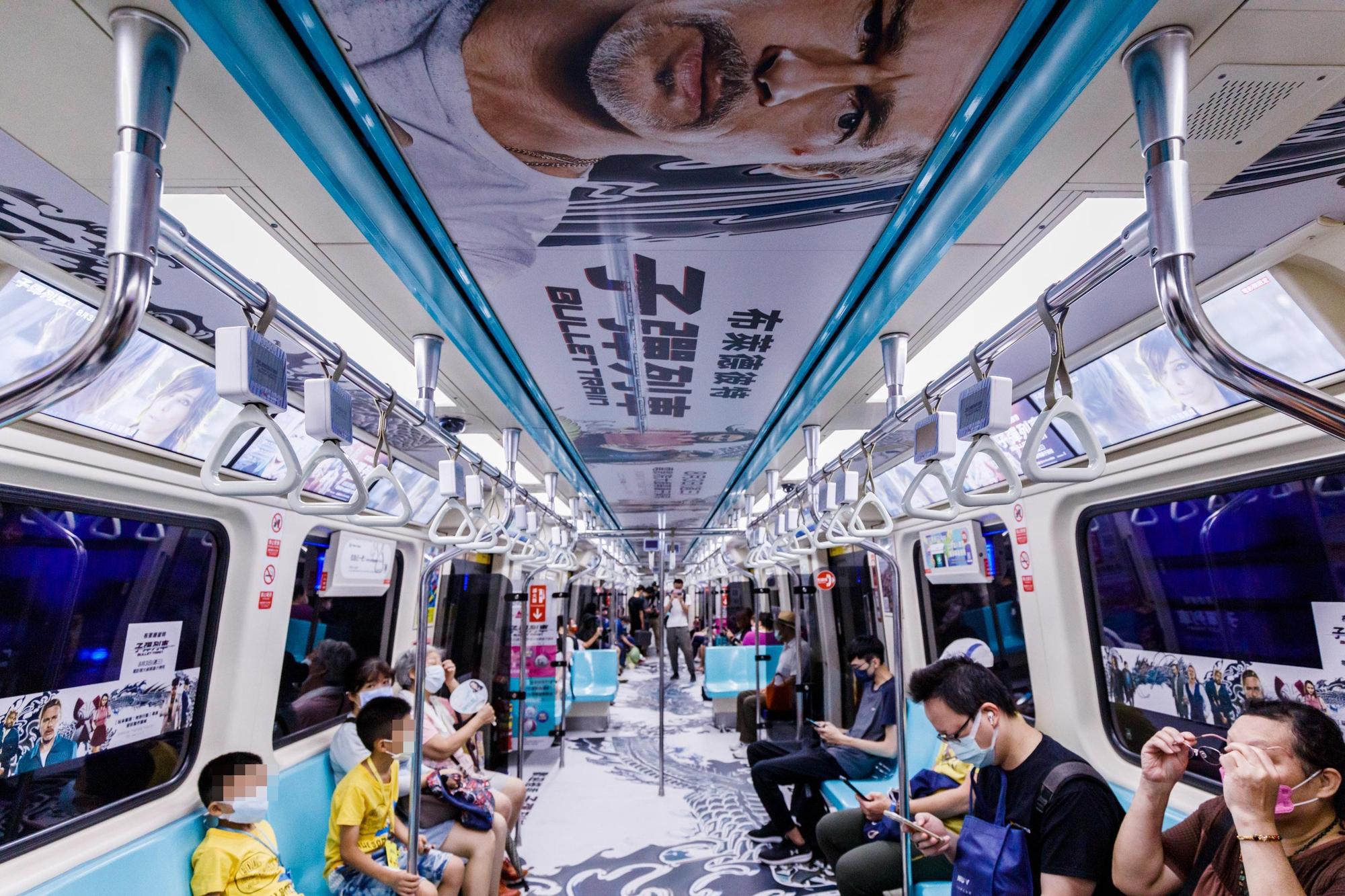 車廂內充滿了各種《子彈列車》的宣傳,還有4K螢幕不斷重複播放預告。(索尼影業提供)