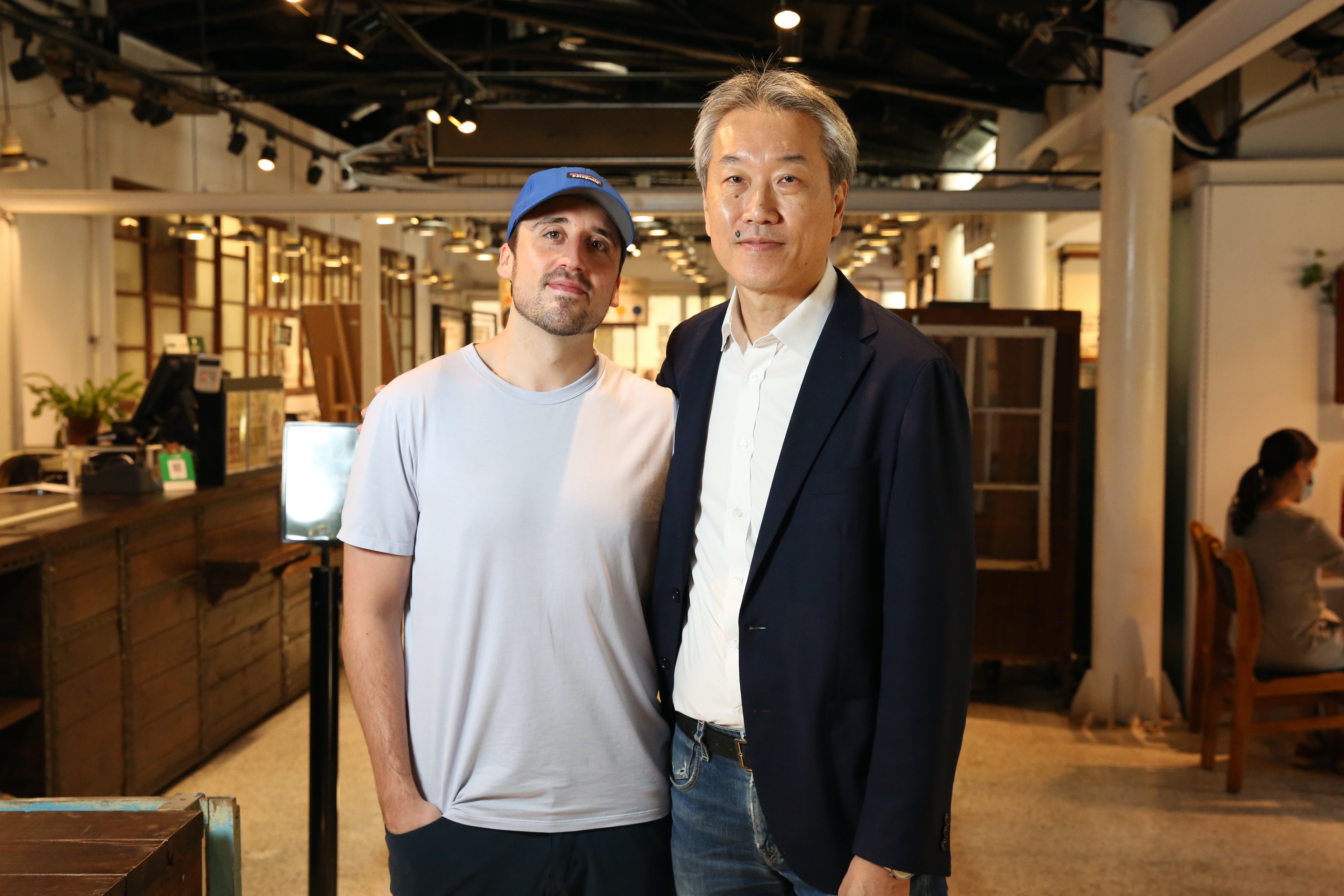 中子創新生活事業群總經理馬天宗（右）與英國主廚James Sharman（左）以讓人吃得安心的信念，推動真食美味新菜單。