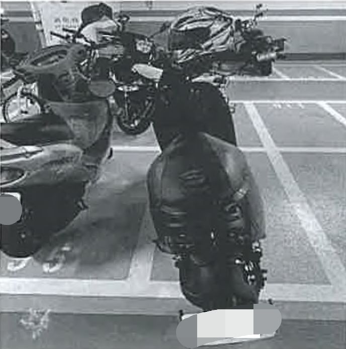 戴妻不滿曾姓夫妻老是把機車停歪，貼紙條提醒反遭提告求償50萬元。（翻攝司法院法學資料檢索系統）