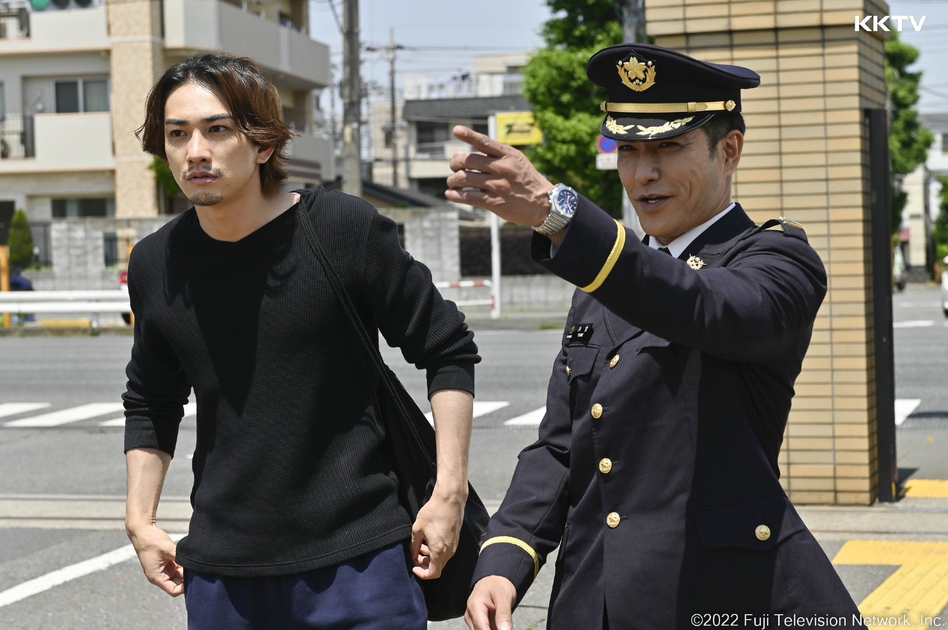 劇中町田啓太（左）因故失去工作而加入自衛隊，北村一輝飾演陸上自衛隊的中隊長。（KKTV提供）