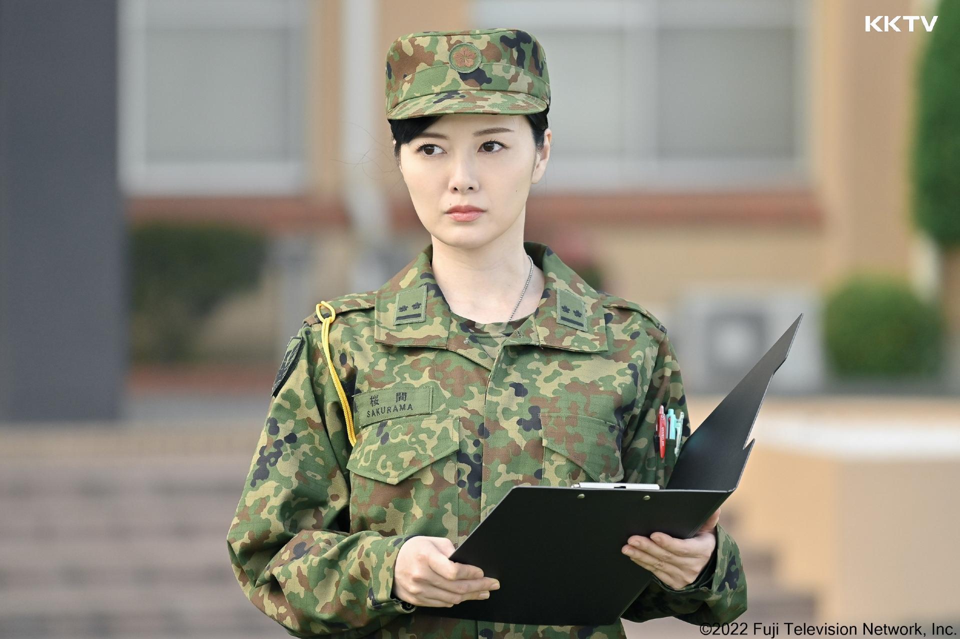 白石麻衣是《鋼盔!》中少數的女性演員,她盼能透過自己角色讓大眾更加認識女性自衛官。(KKTV提供)